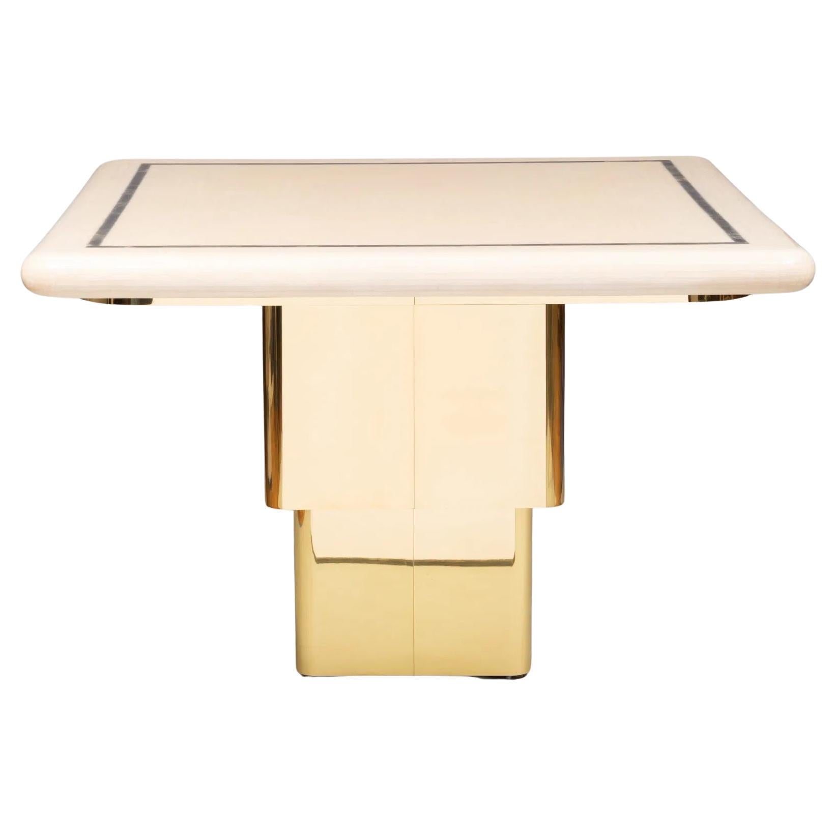 Table télescopique en laiton et couverte de corne tessellée à la manière de Karl Springer.