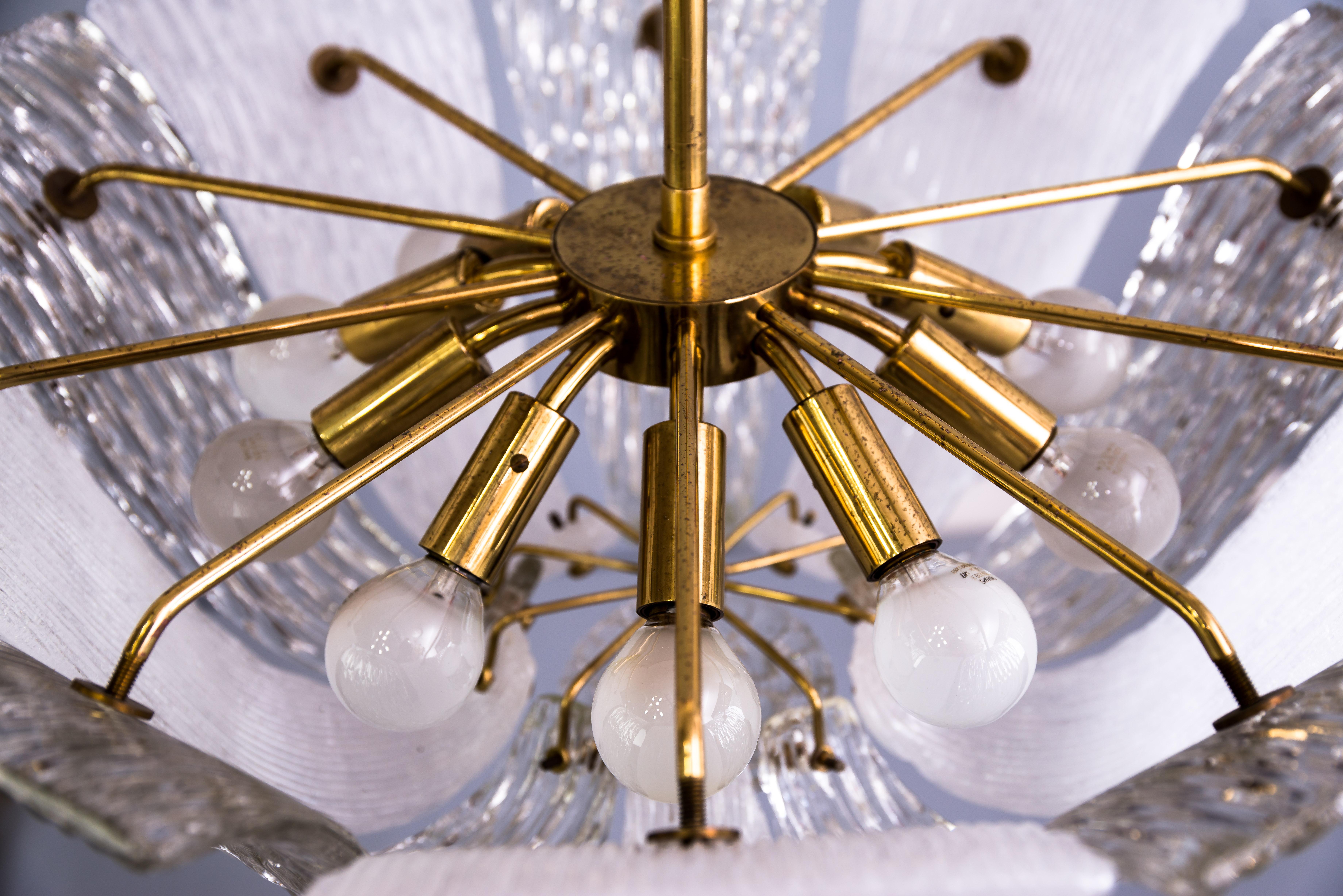 Mid-20th Century Brass and Textured Glass and Frosted Glass Chandelier by Kalmar, 1950s For Sale