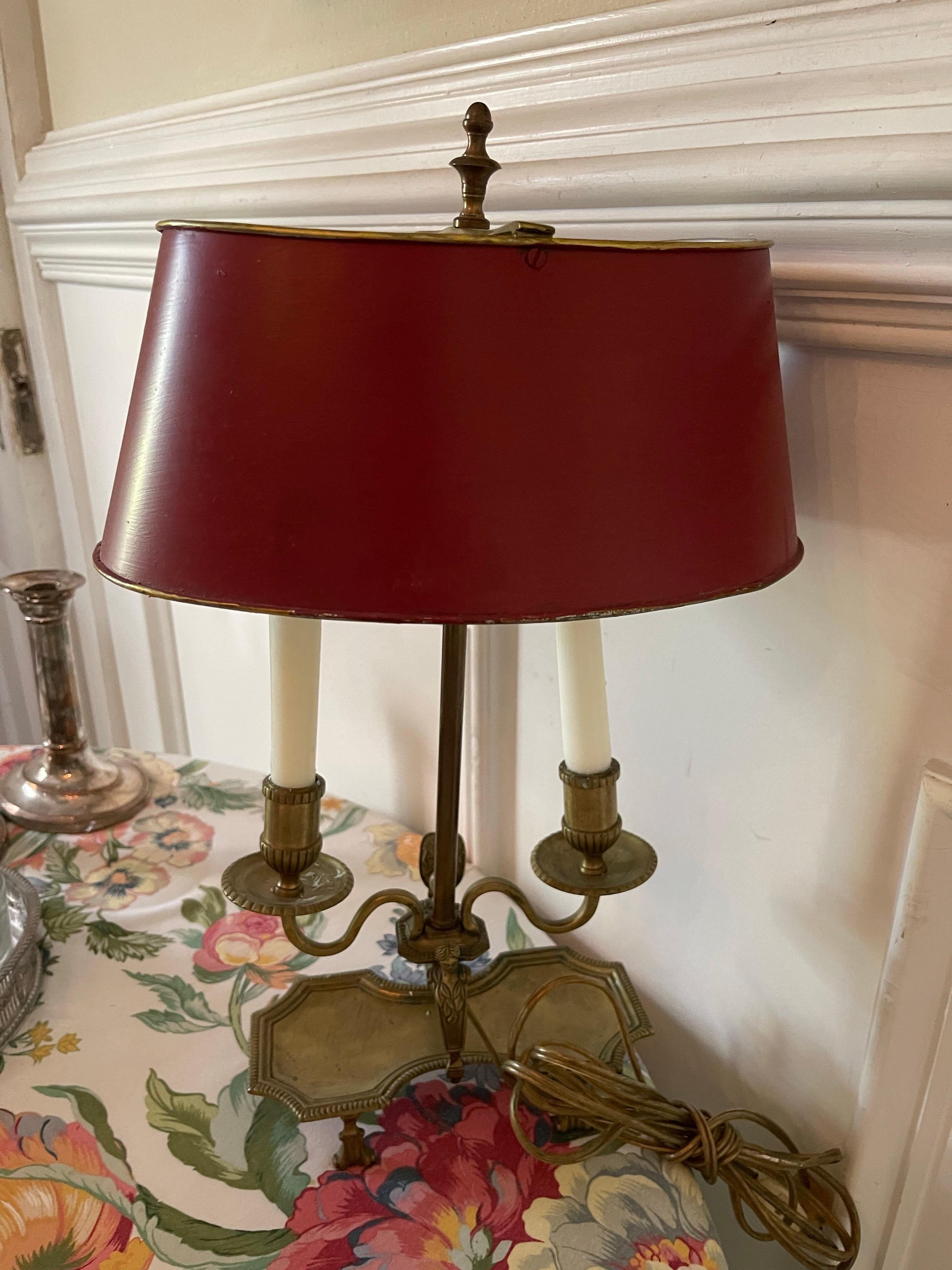 Lampe à bouillotte électrifiée en laiton et en tôle avec un abat-jour rouge, 19e siècle.  La lampe a également des supports de bougies