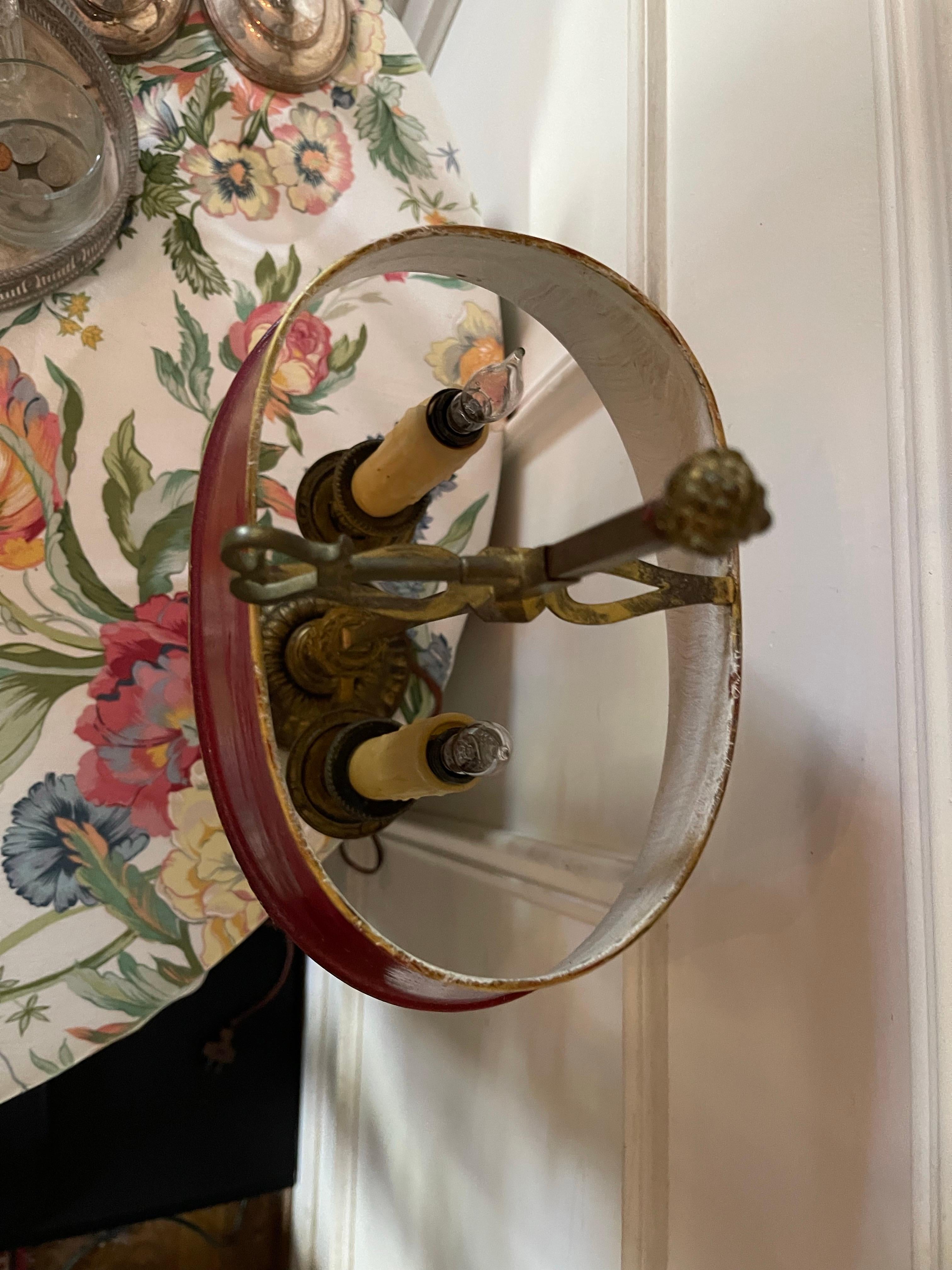 Lámpara Bouillotte Electrificada de Latón y Tole con Pantalla Roja, S. XIX en Bueno estado para la venta en Savannah, GA