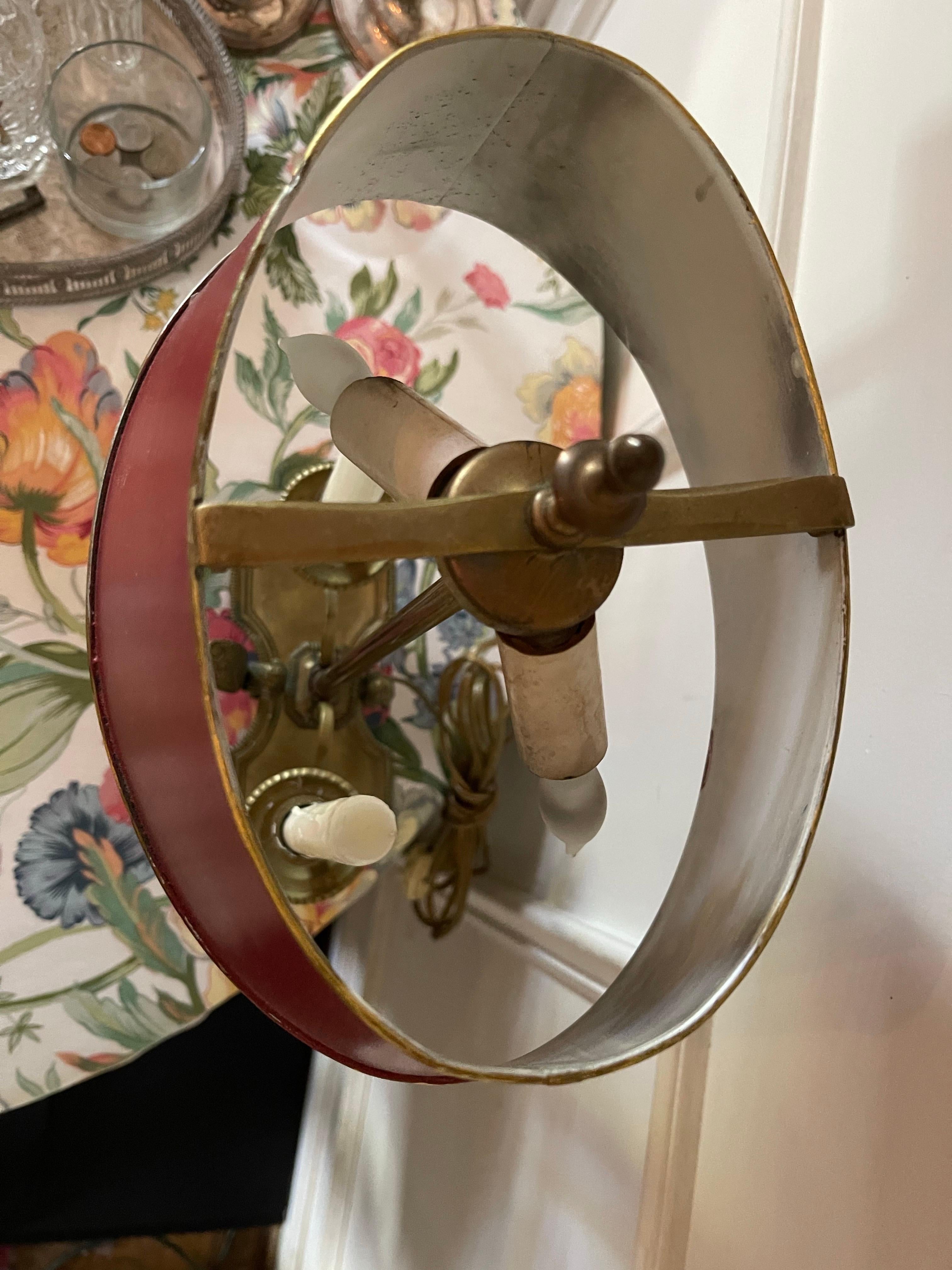 Lampe à bouillotte électrifiée en laiton et en tôle avec un abat-jour rouge, 19e siècle Bon état - En vente à Savannah, GA