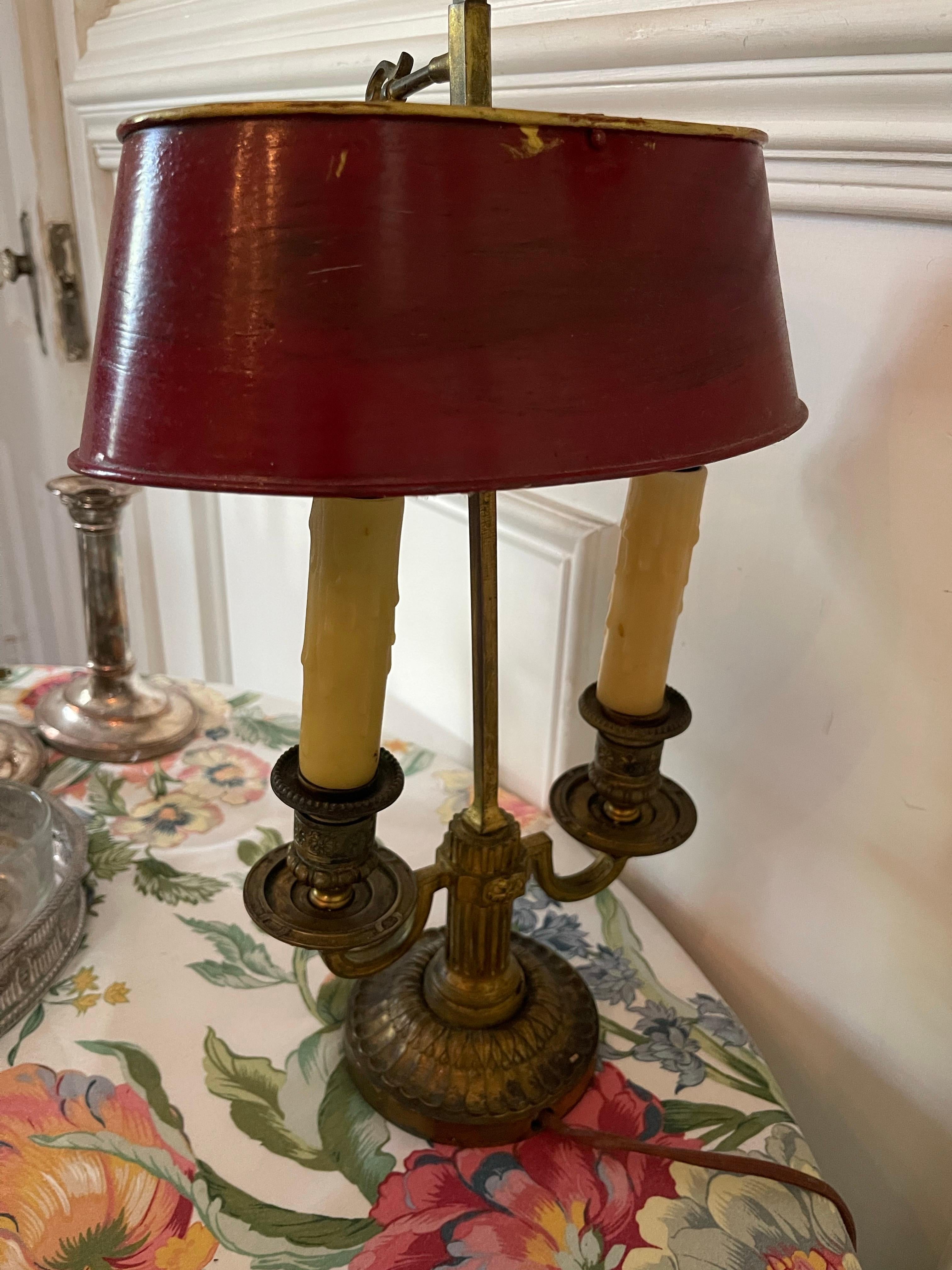Lámpara Bouillotte Electrificada de Latón y Tole con Pantalla Roja, S. XIX siglo XIX en venta