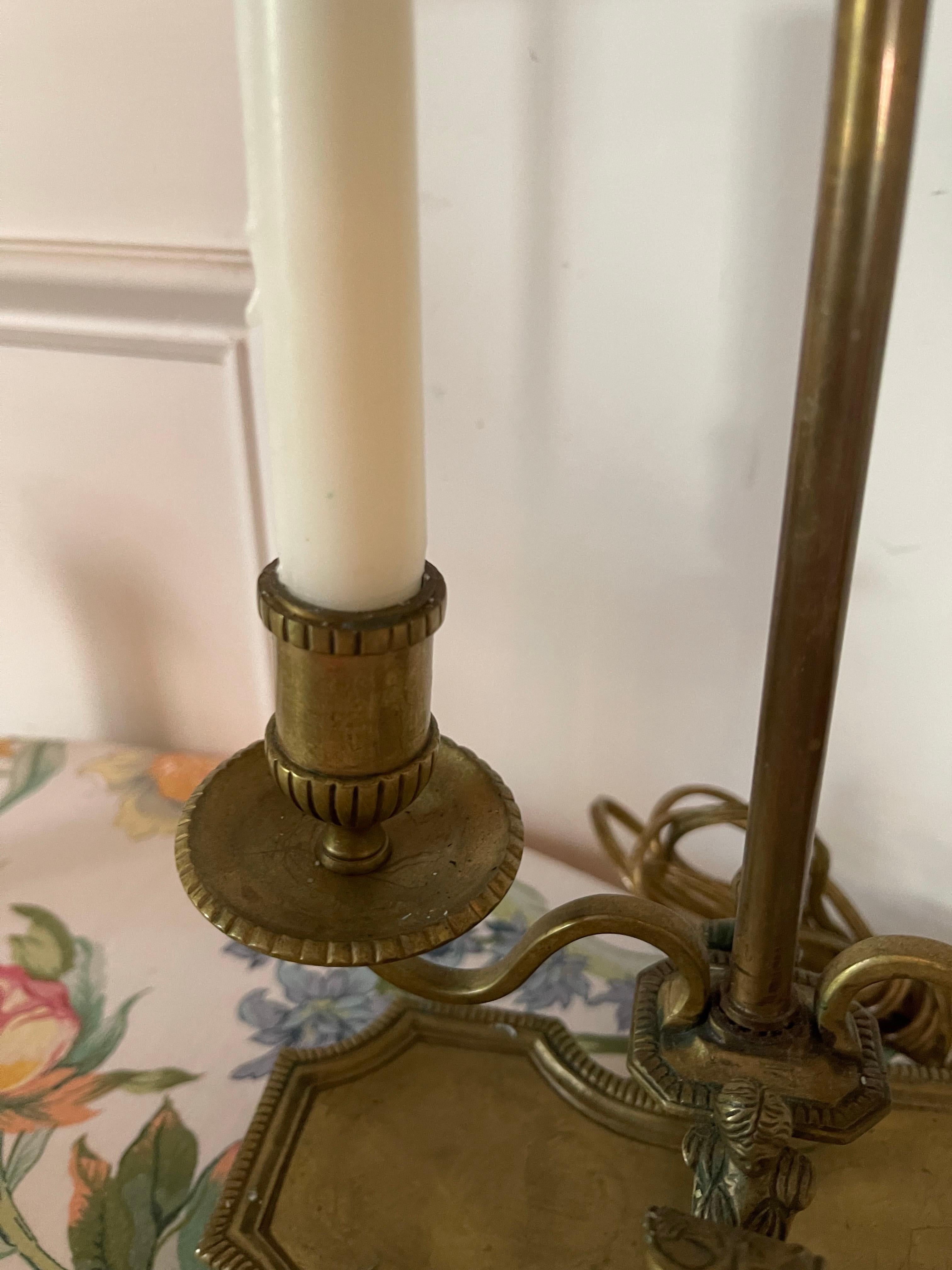 XIXe siècle Lampe à bouillotte électrifiée en laiton et en tôle avec un abat-jour rouge, 19e siècle en vente