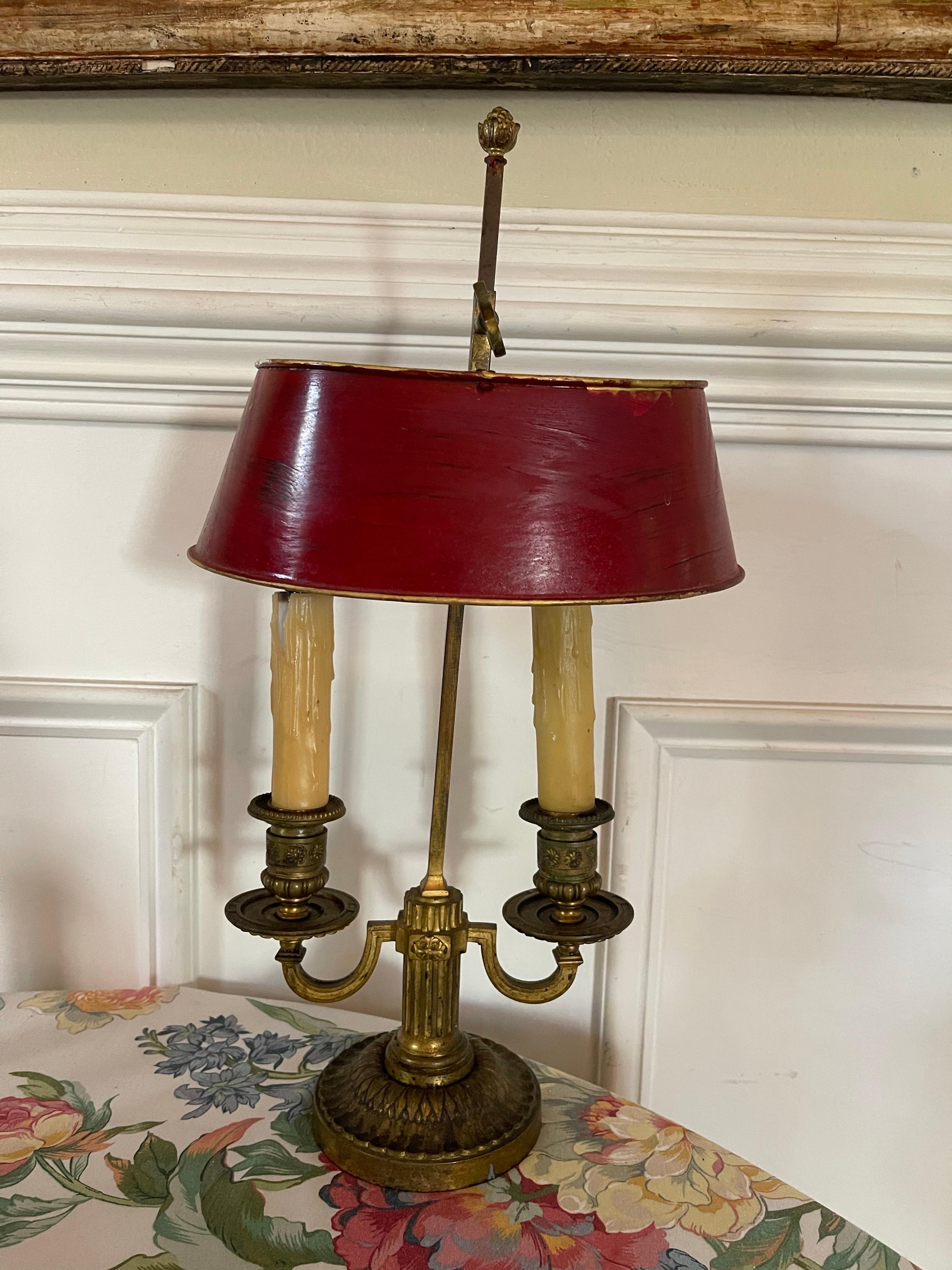 Lámpara Bouillotte Electrificada de Latón y Tole con Pantalla Roja, S. XIX en venta 1