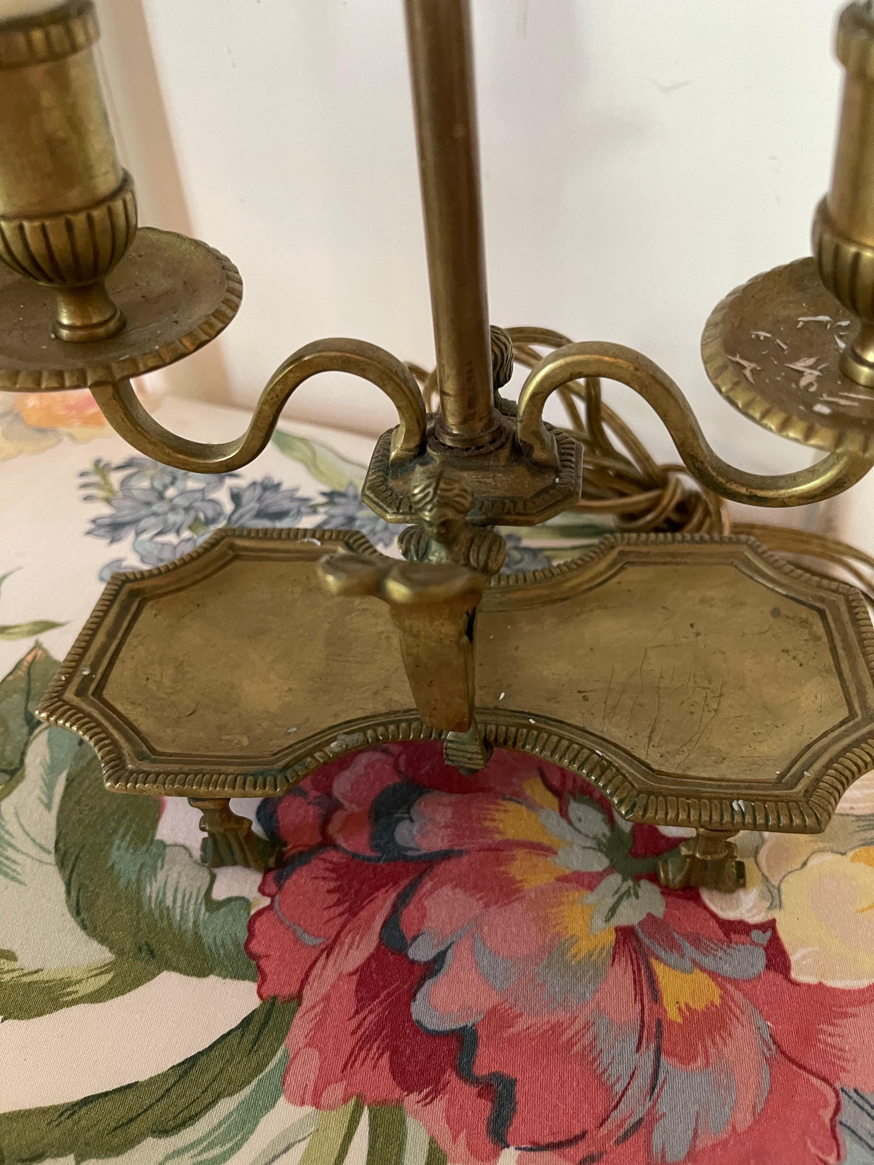 Laiton Lampe à bouillotte électrifiée en laiton et en tôle avec un abat-jour rouge, 19e siècle en vente