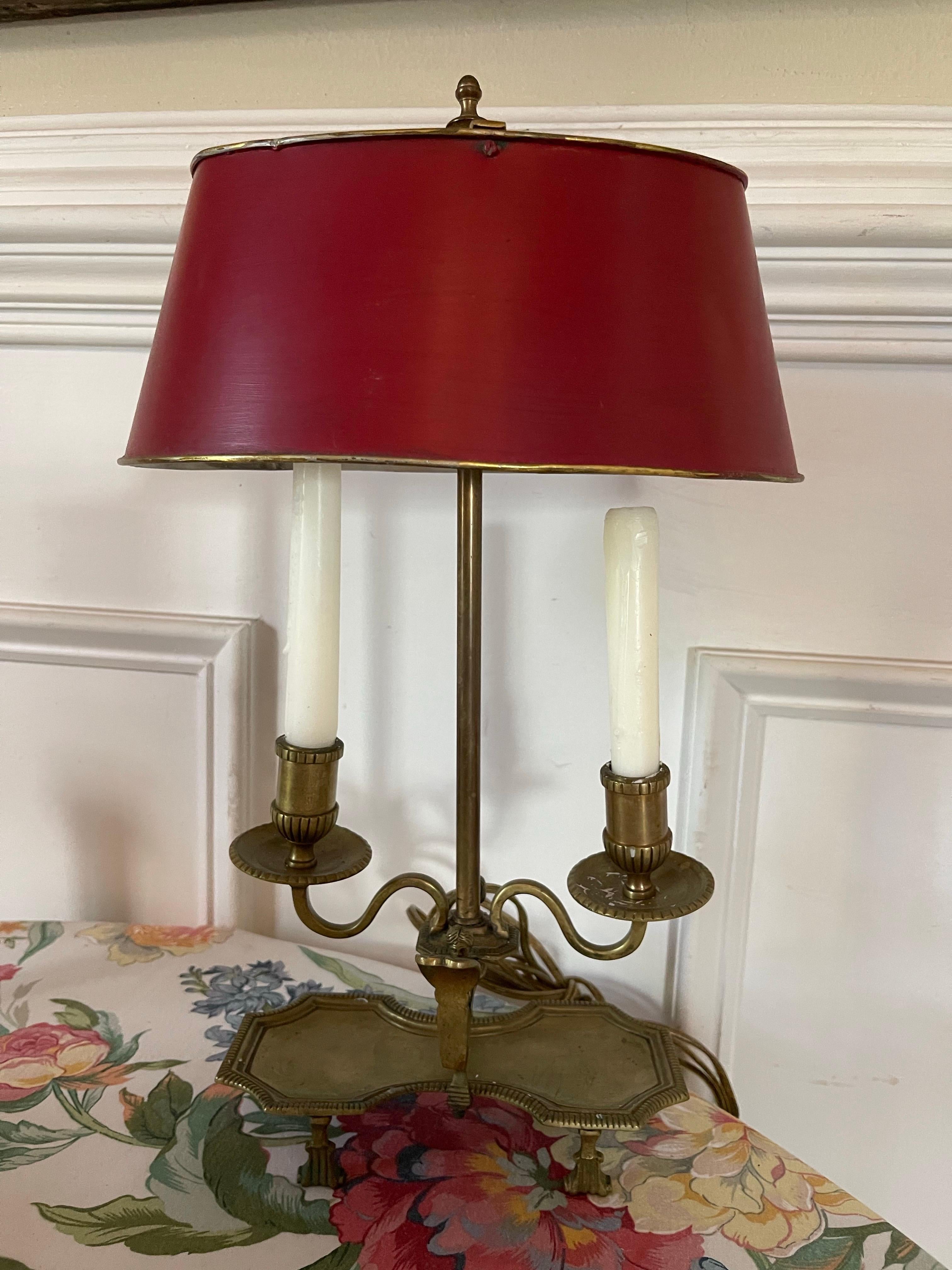 Lampe à bouillotte électrifiée en laiton et en tôle avec un abat-jour rouge, 19e siècle en vente 1