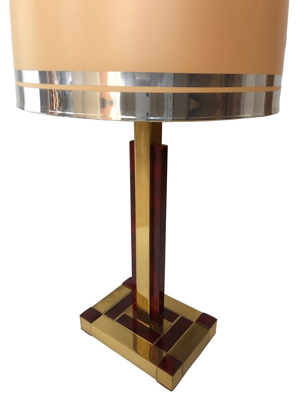 Charming and unique midcentury individual table lamp from 1970s. This table lamp is Willy Rizzo designed and crafted during the 1970s in Barcelona by “BD Lumica”.
This piece is composed by gold brass and tortoiseshell resin.
This table lamp is