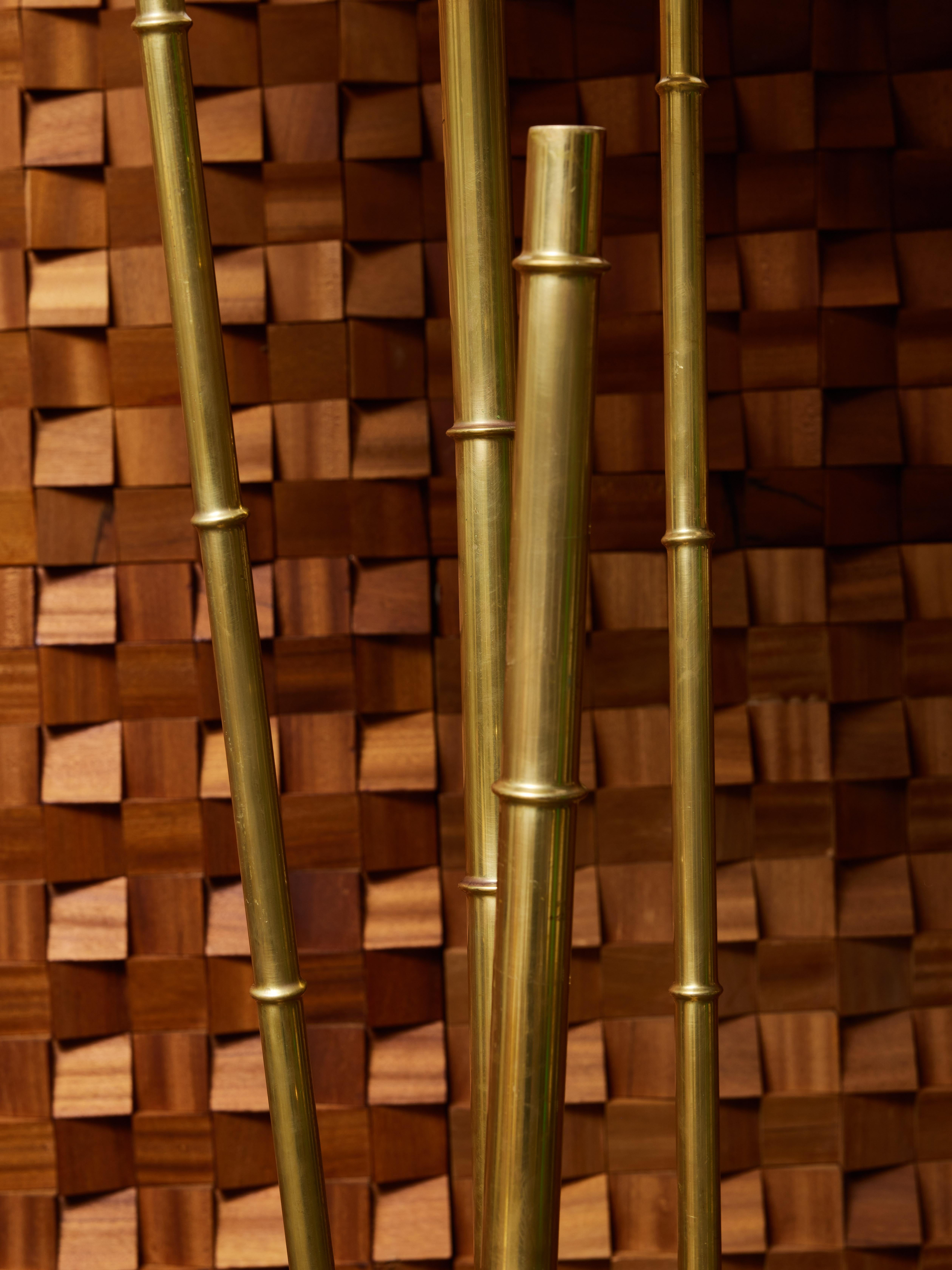 italien Lampadaire en laiton et travertin de style bambou en vente
