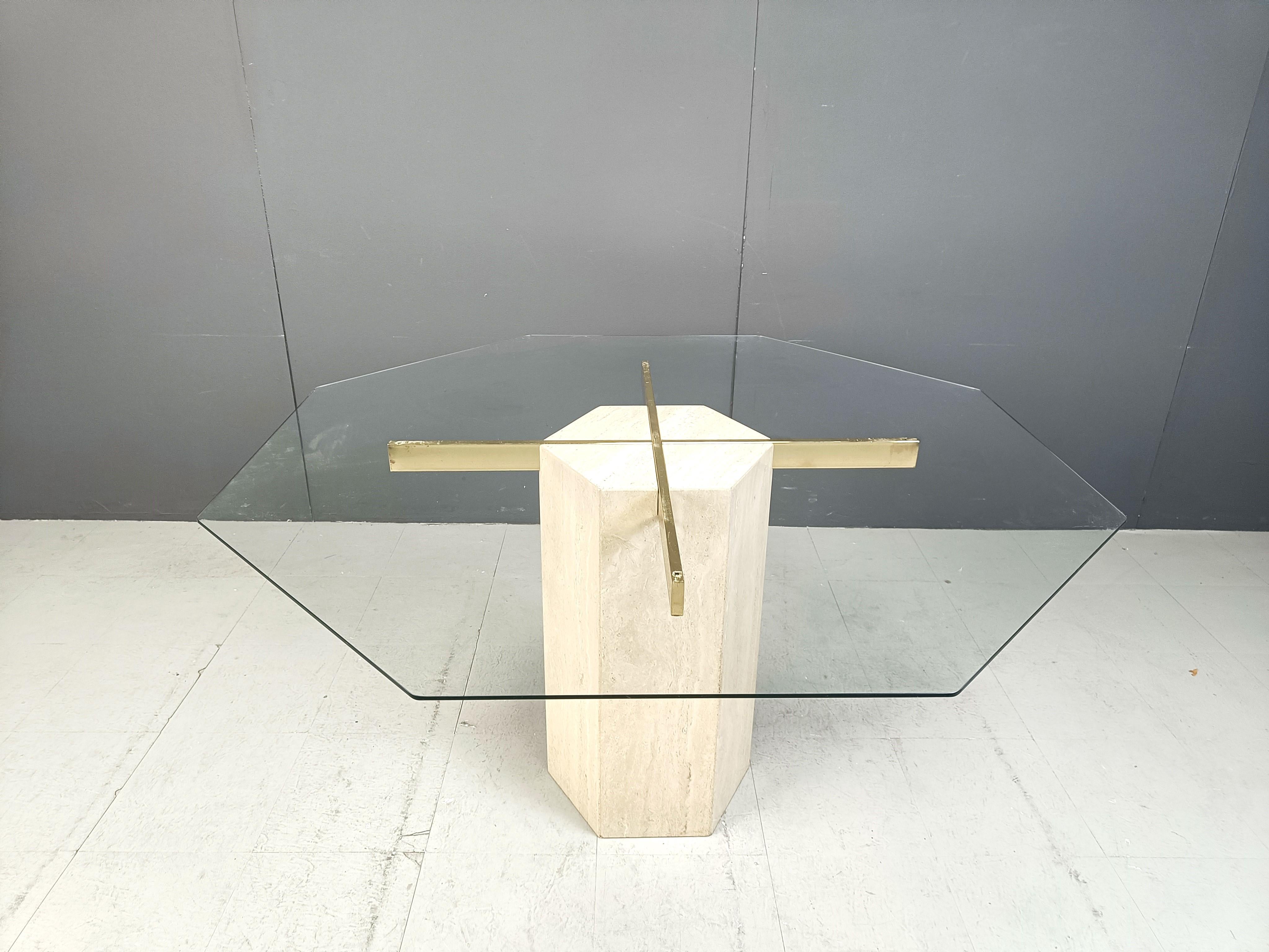 
Magnifique table de salle à manger en travertin et laiton avec un plateau octogonal en verre biseauté.

La table a été fabriquée par Artedi.

Bon état

Pièce charmante et intemporelle pour la cuisine ou la salle à manger.

Années 1970 -