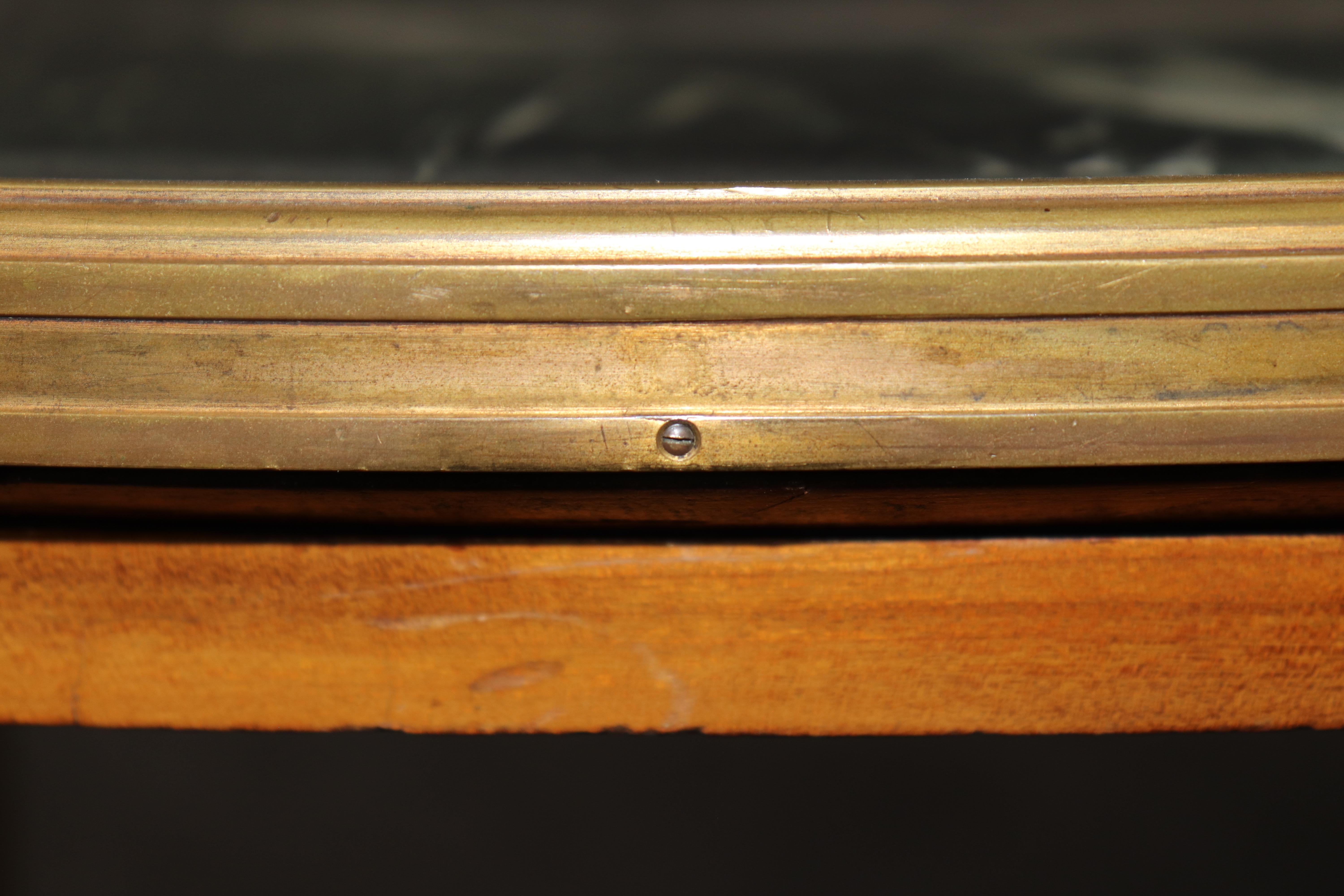 Table de centre en laiton et marbre Verdi de style Louis XVI Manner Weisweiler en vente 6