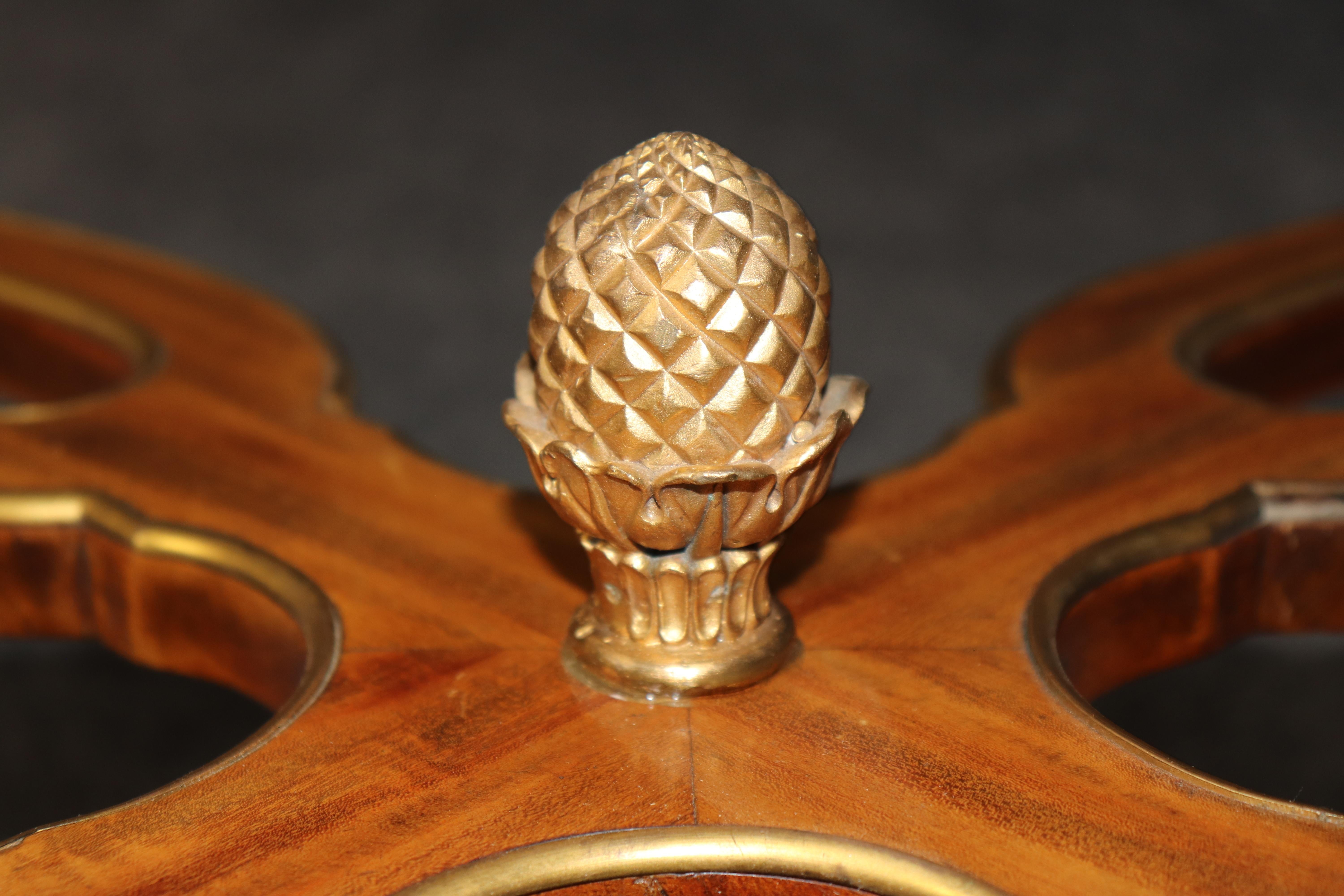 Français Table de centre en laiton et marbre Verdi de style Louis XVI Manner Weisweiler en vente