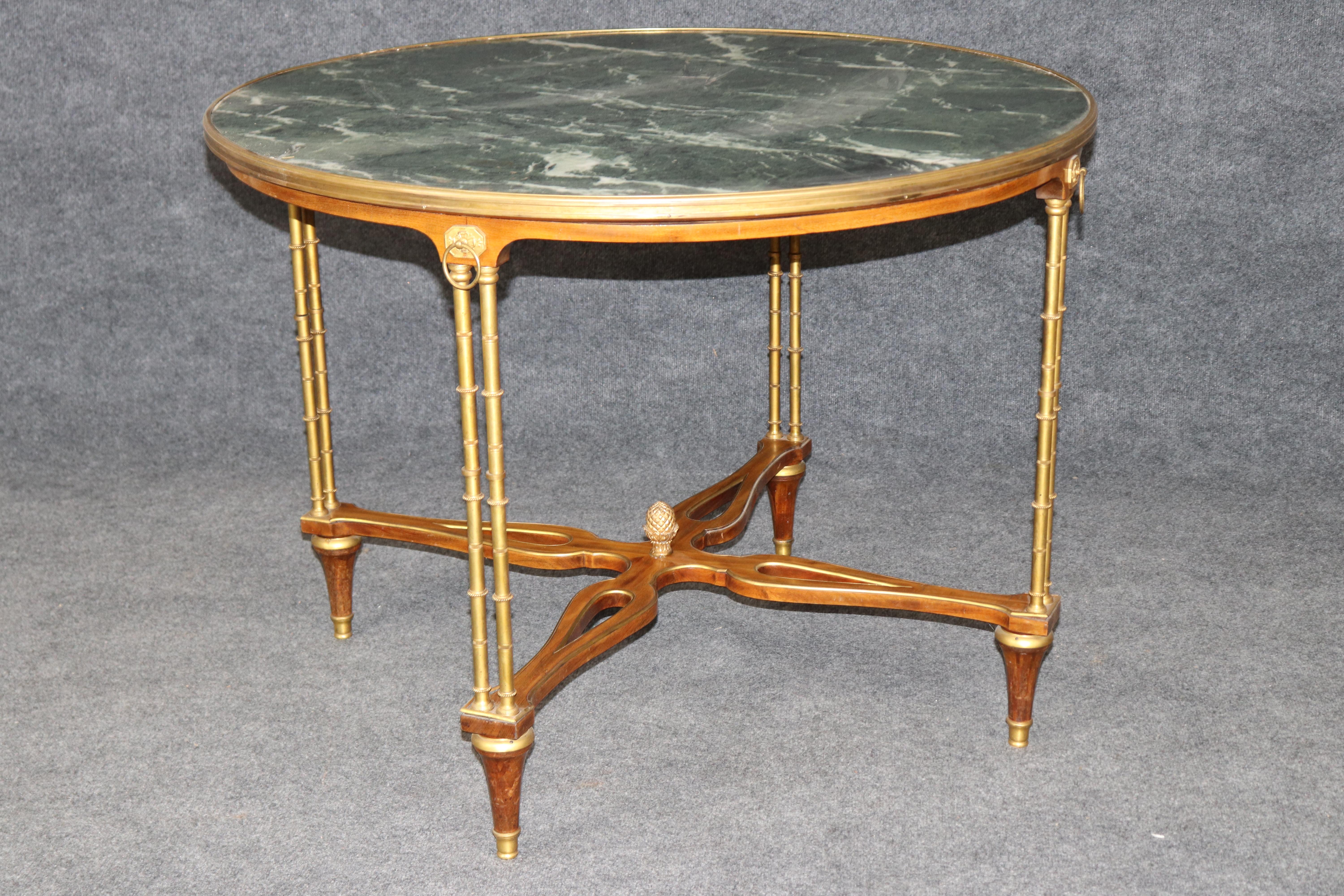 Table de centre en laiton et marbre Verdi de style Louis XVI Manner Weisweiler Bon état - En vente à Swedesboro, NJ