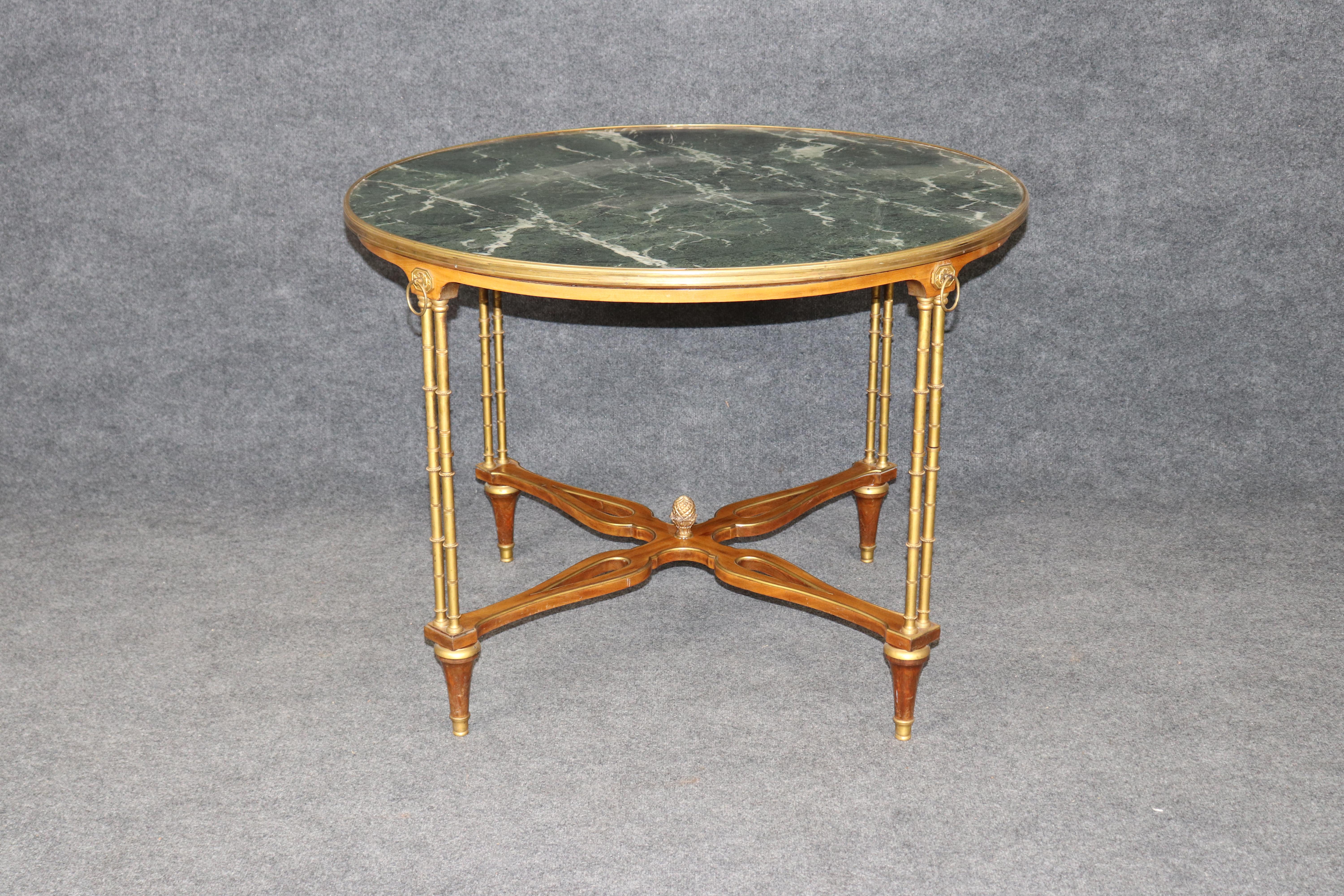 Milieu du XXe siècle Table de centre en laiton et marbre Verdi de style Louis XVI Manner Weisweiler en vente