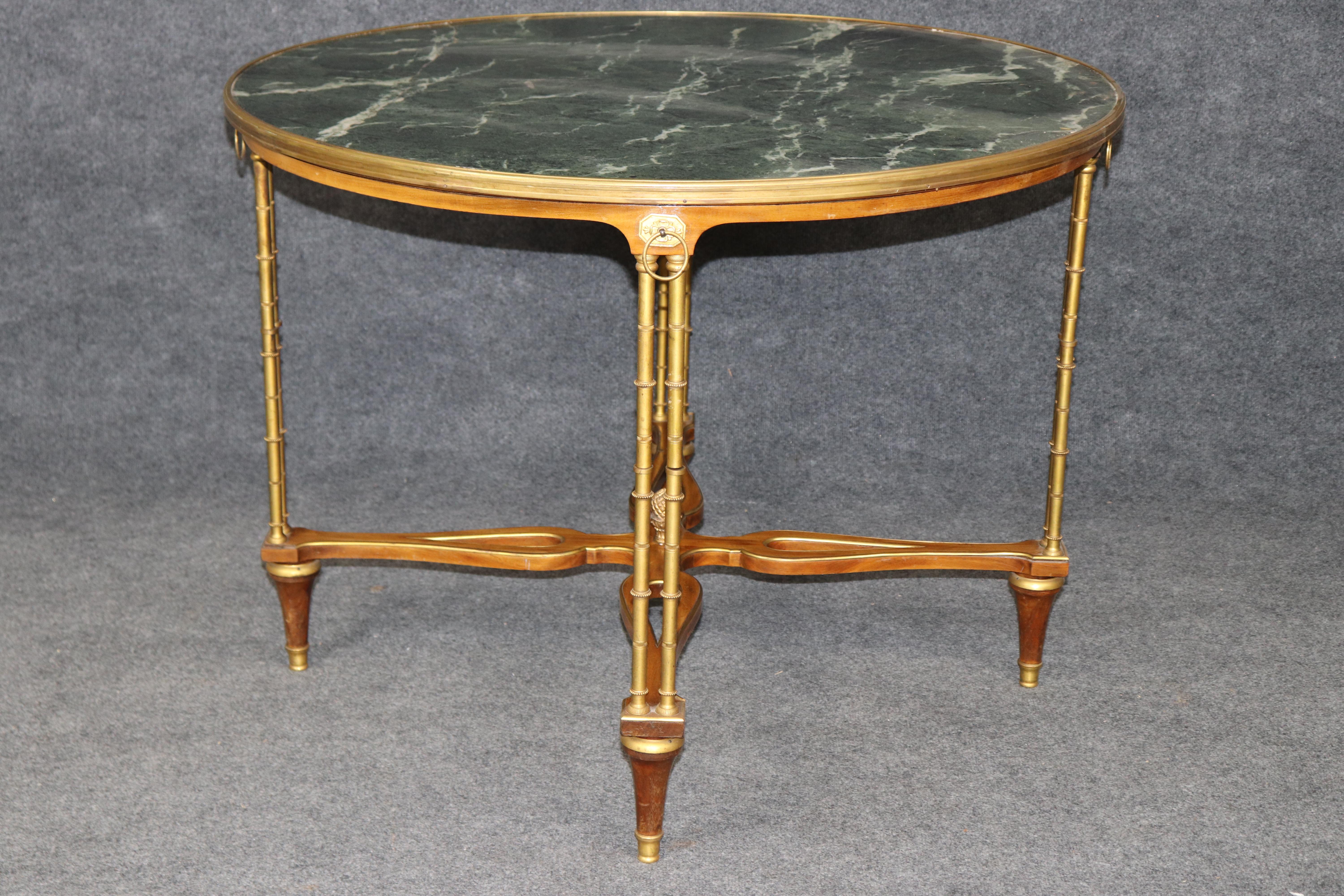 Laiton Table de centre en laiton et marbre Verdi de style Louis XVI Manner Weisweiler en vente