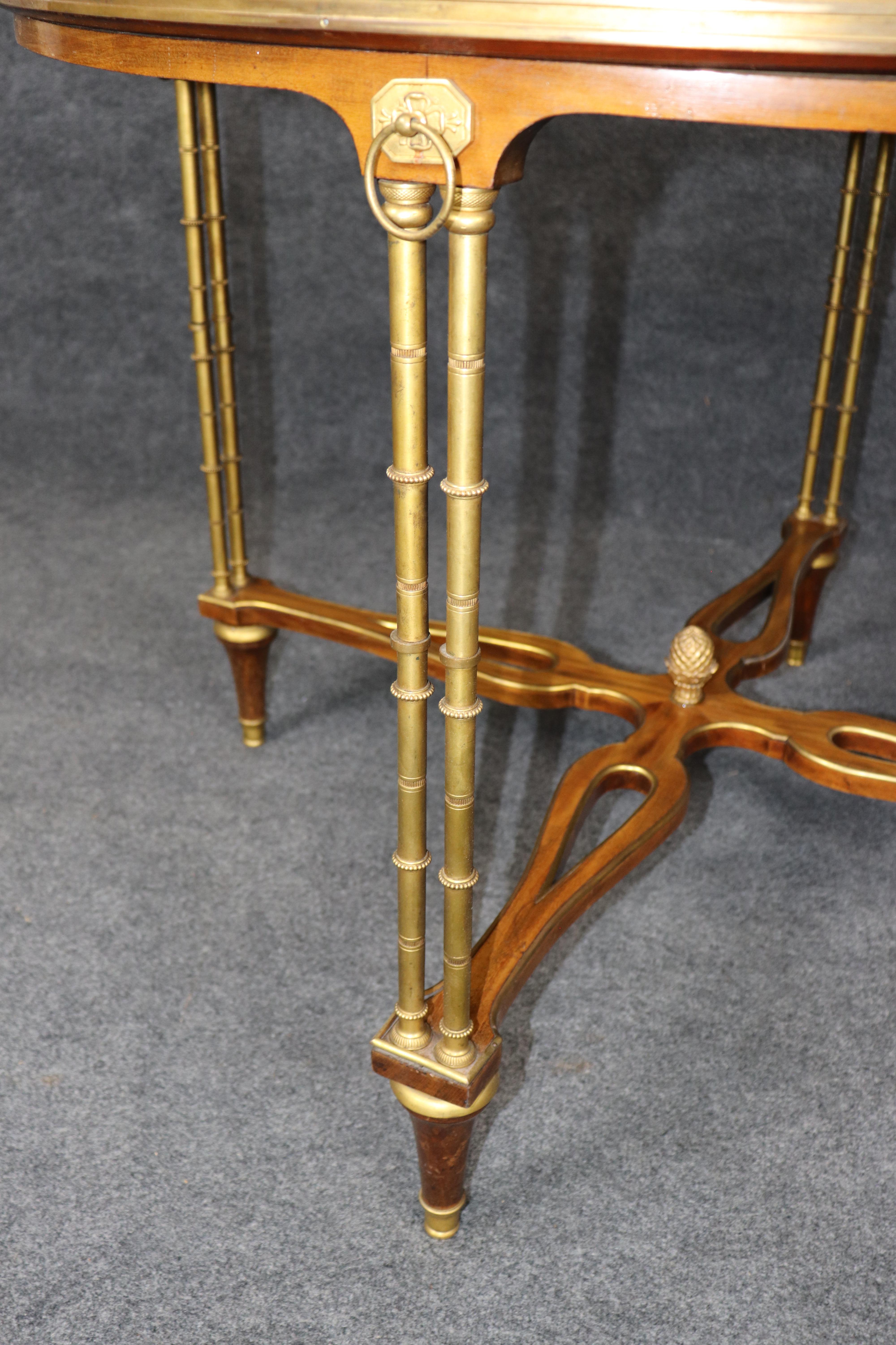 Table de centre en laiton et marbre Verdi de style Louis XVI Manner Weisweiler en vente 1