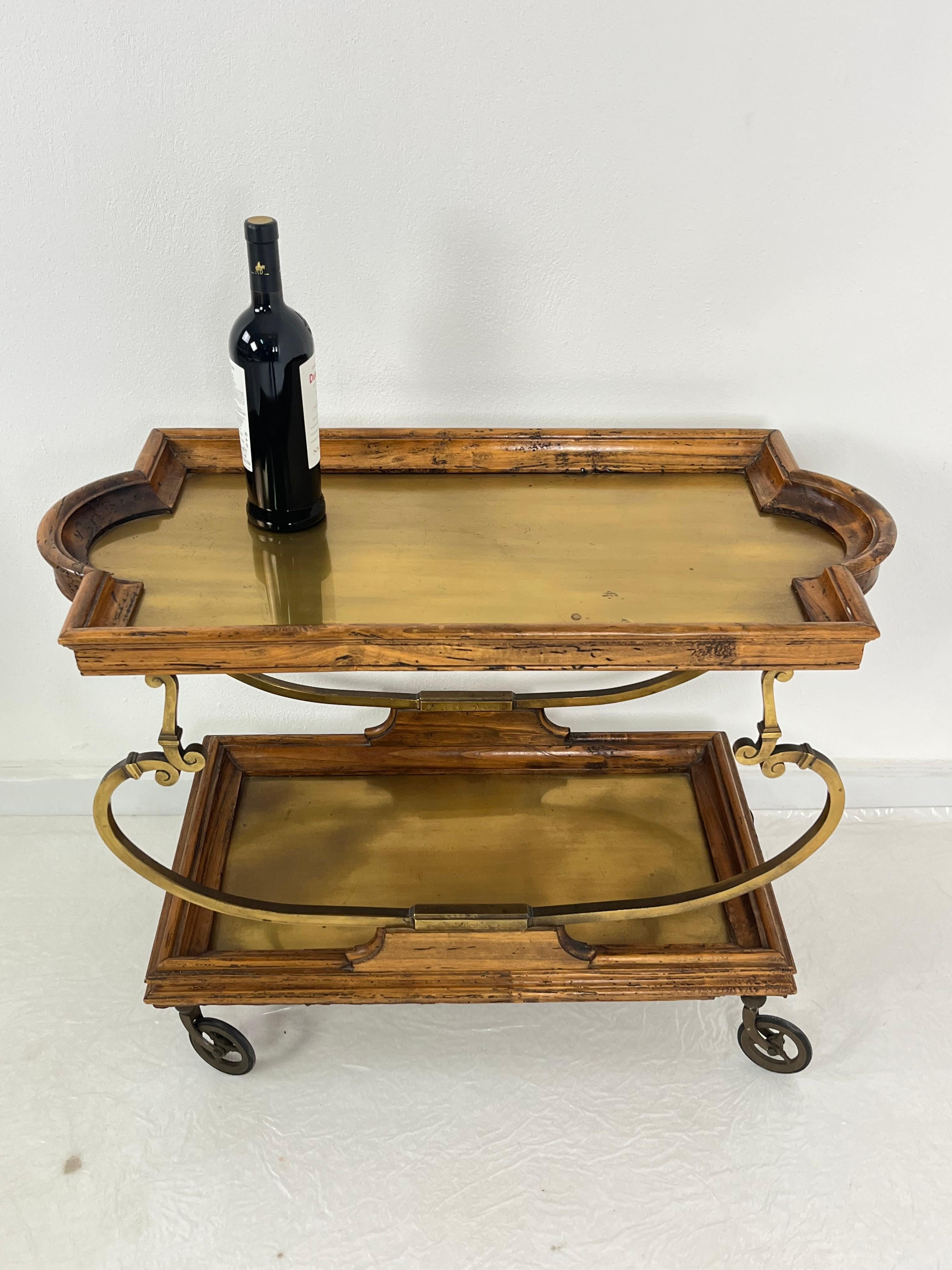 Carrello da bar in ottone e noce, attribuito a Chapman, anni '50
Due ripiani rivestiti in ottone, struttura in ottone massiccio.
Bordi in noce. 4 ruote girevoli.
Condit e in buone condizioni.