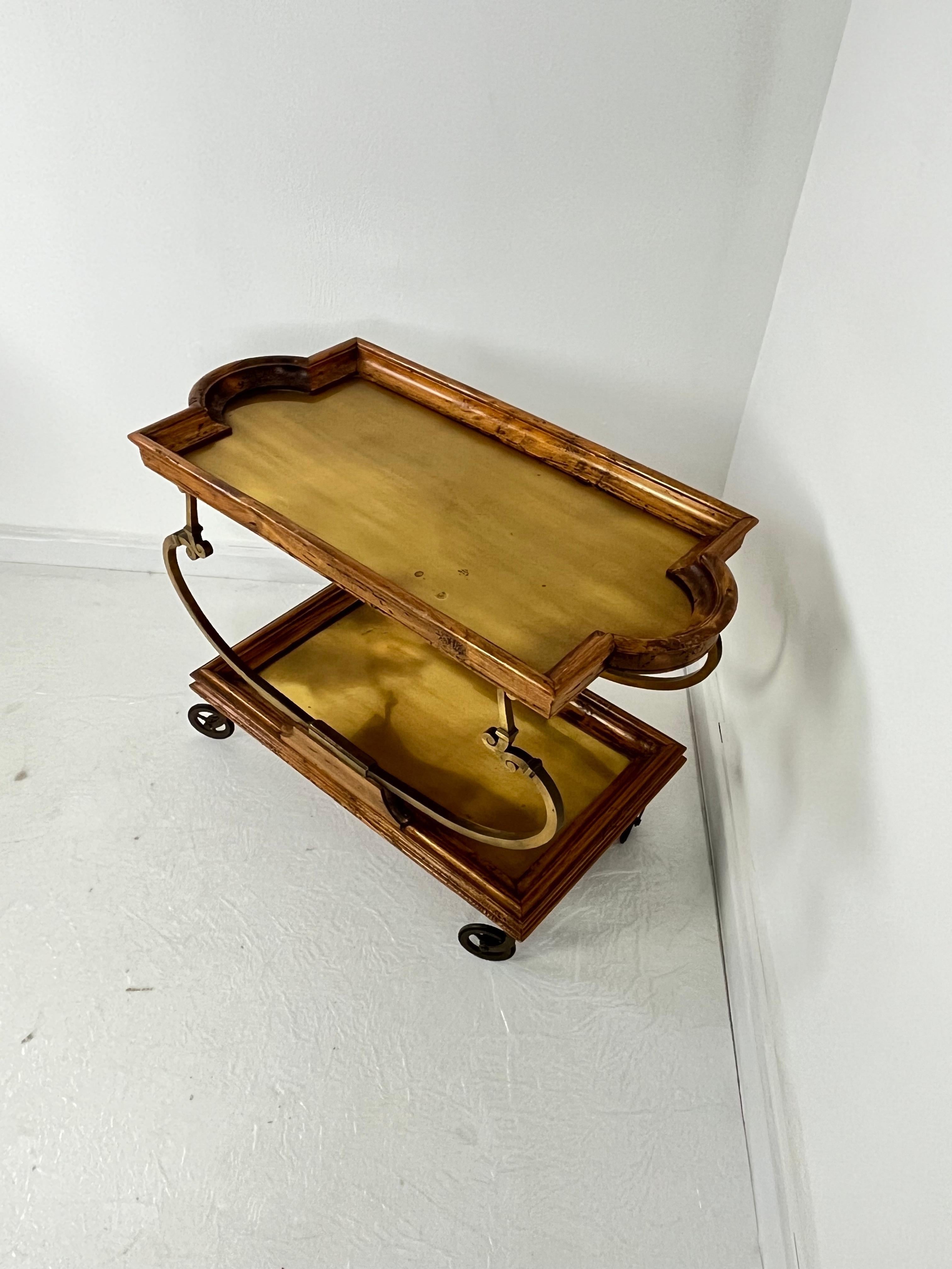 Carrello da bar in ottone e noce, attribuito a Chapman, anni '50 in vendita 1