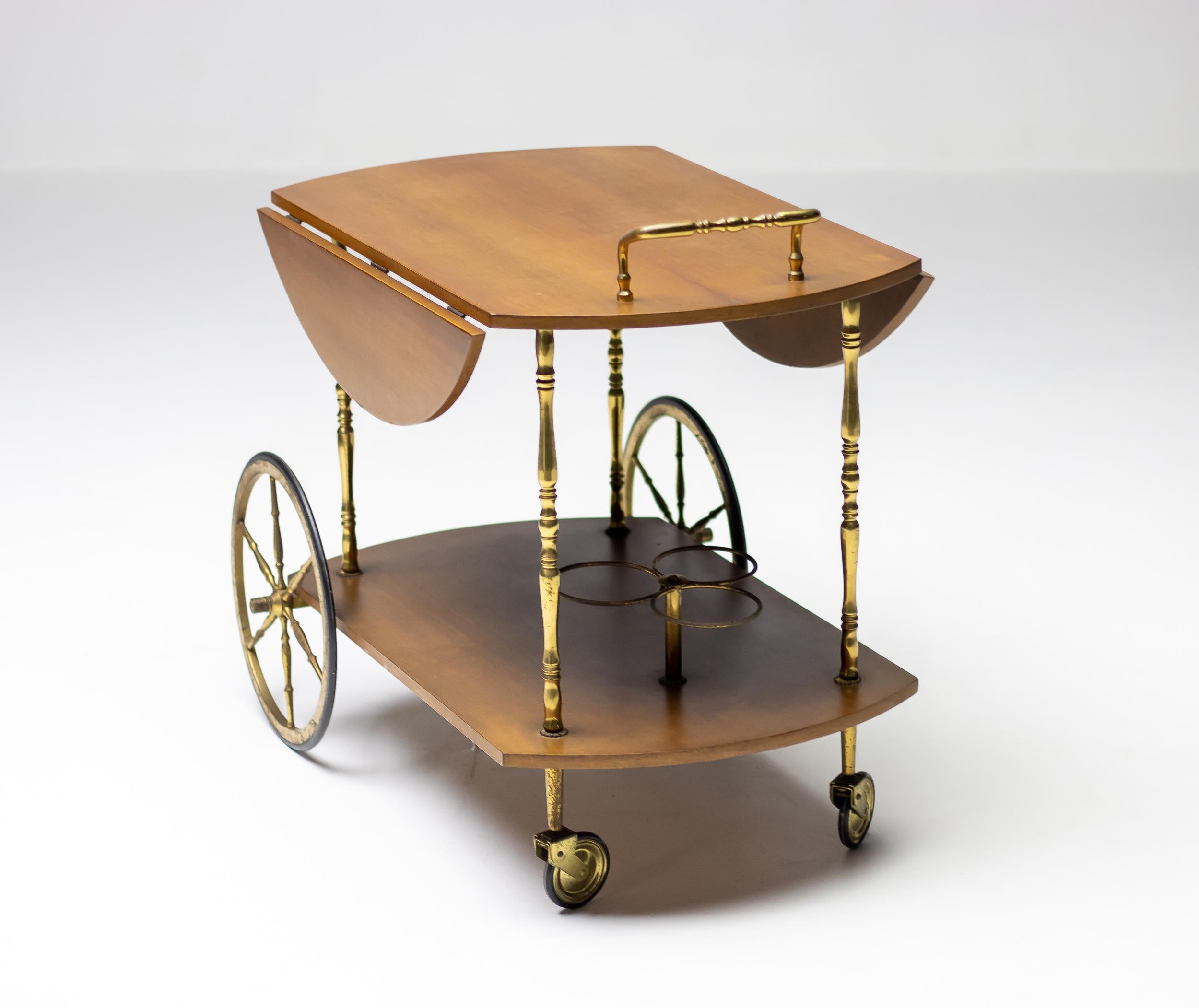 Mid-Century Modern Chariot de bar en laiton et noyer par Cesare Lacca en vente