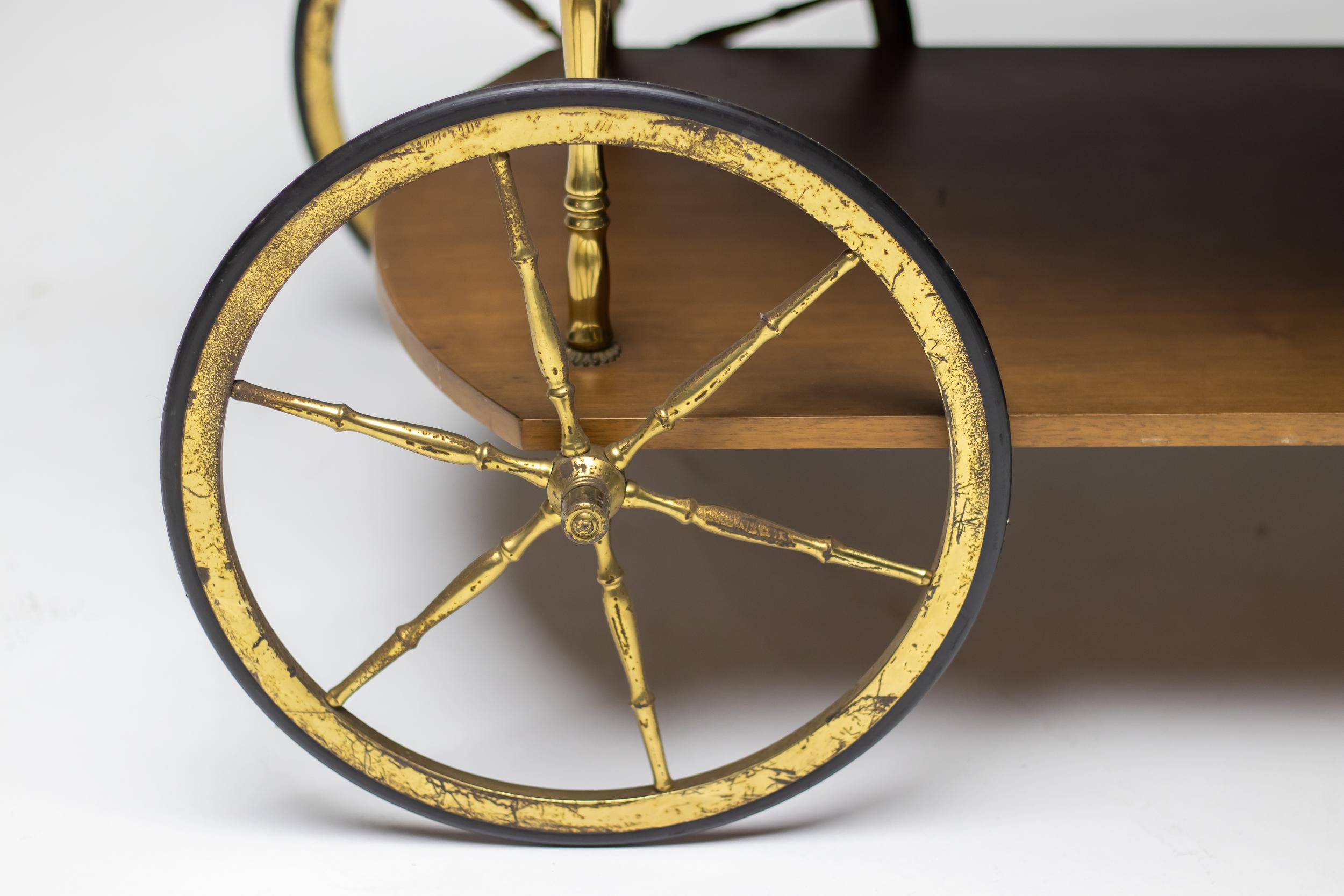italien Chariot de bar en laiton et noyer par Cesare Lacca en vente