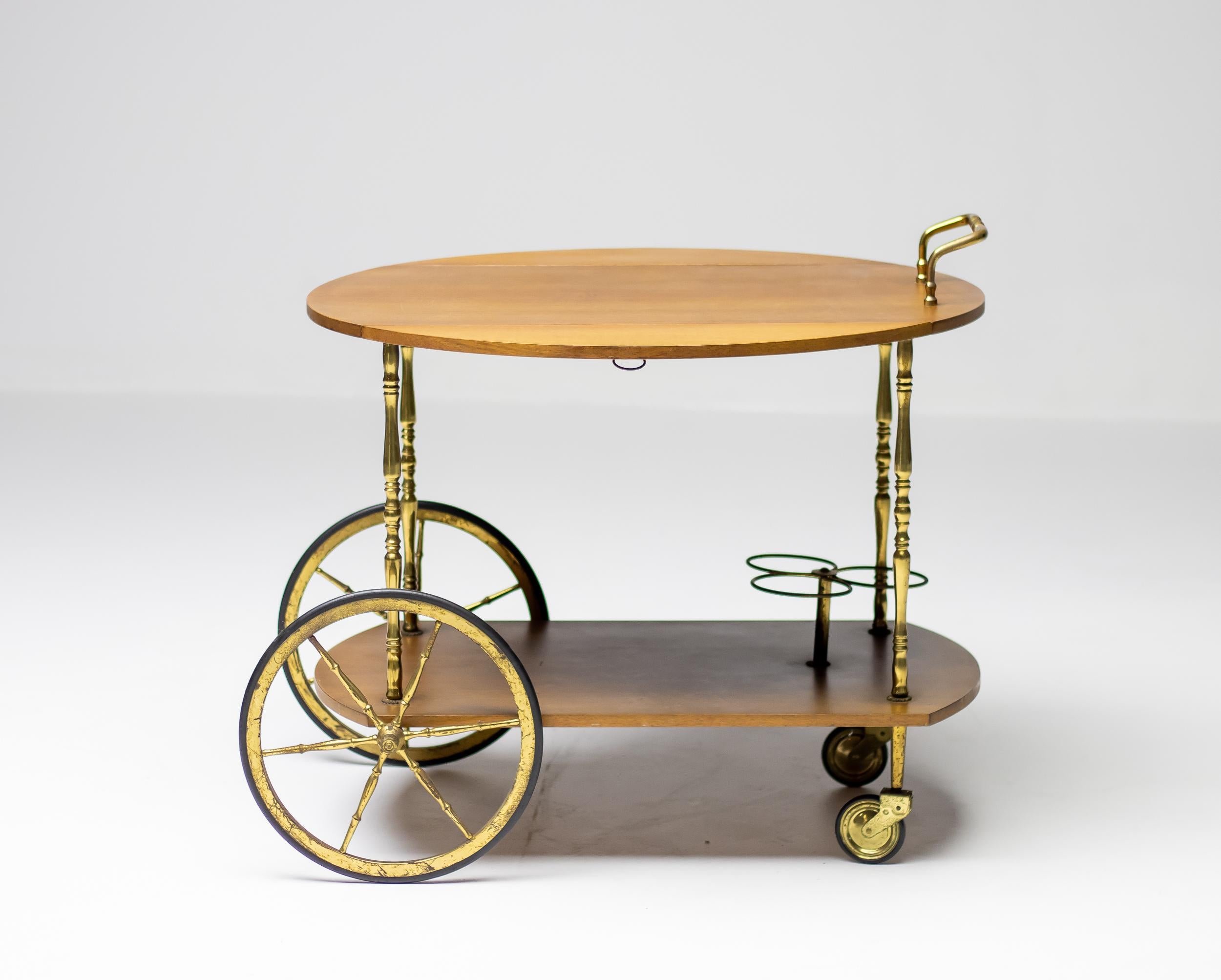 Laqué Chariot de bar en laiton et noyer par Cesare Lacca en vente