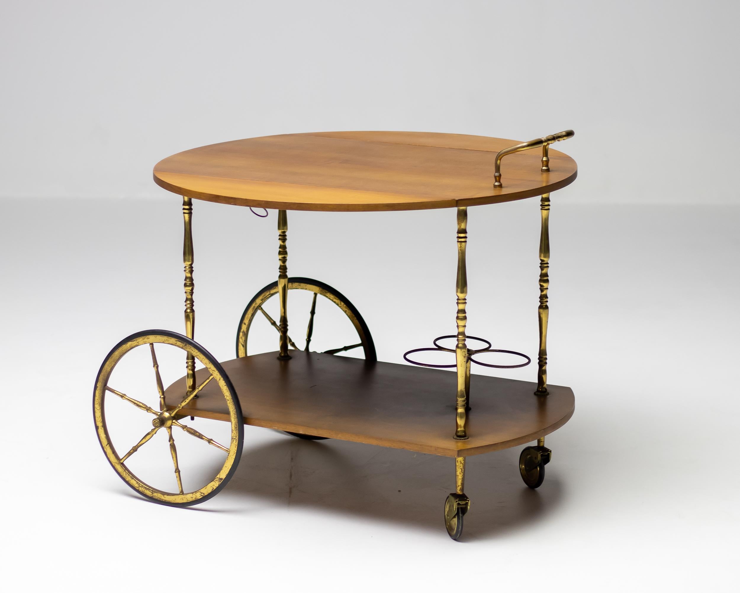 Milieu du XXe siècle Chariot de bar en laiton et noyer par Cesare Lacca en vente