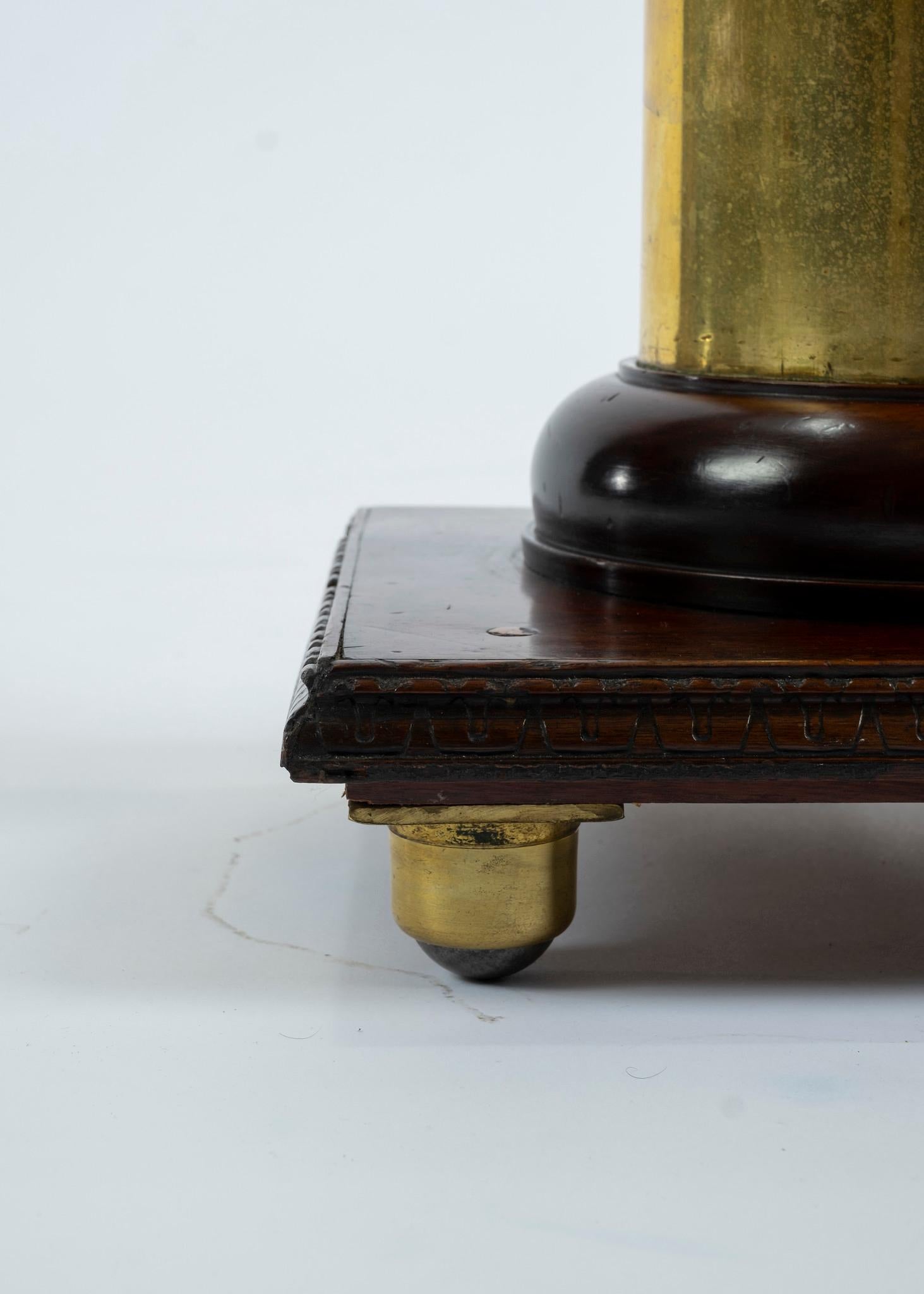 Una bella lampada da terra a colonna in ottone d'epoca che poggia su una base quadrata in noce con un paralume in carta nera foderato d'oro.

Dimensioni della lampada: 68