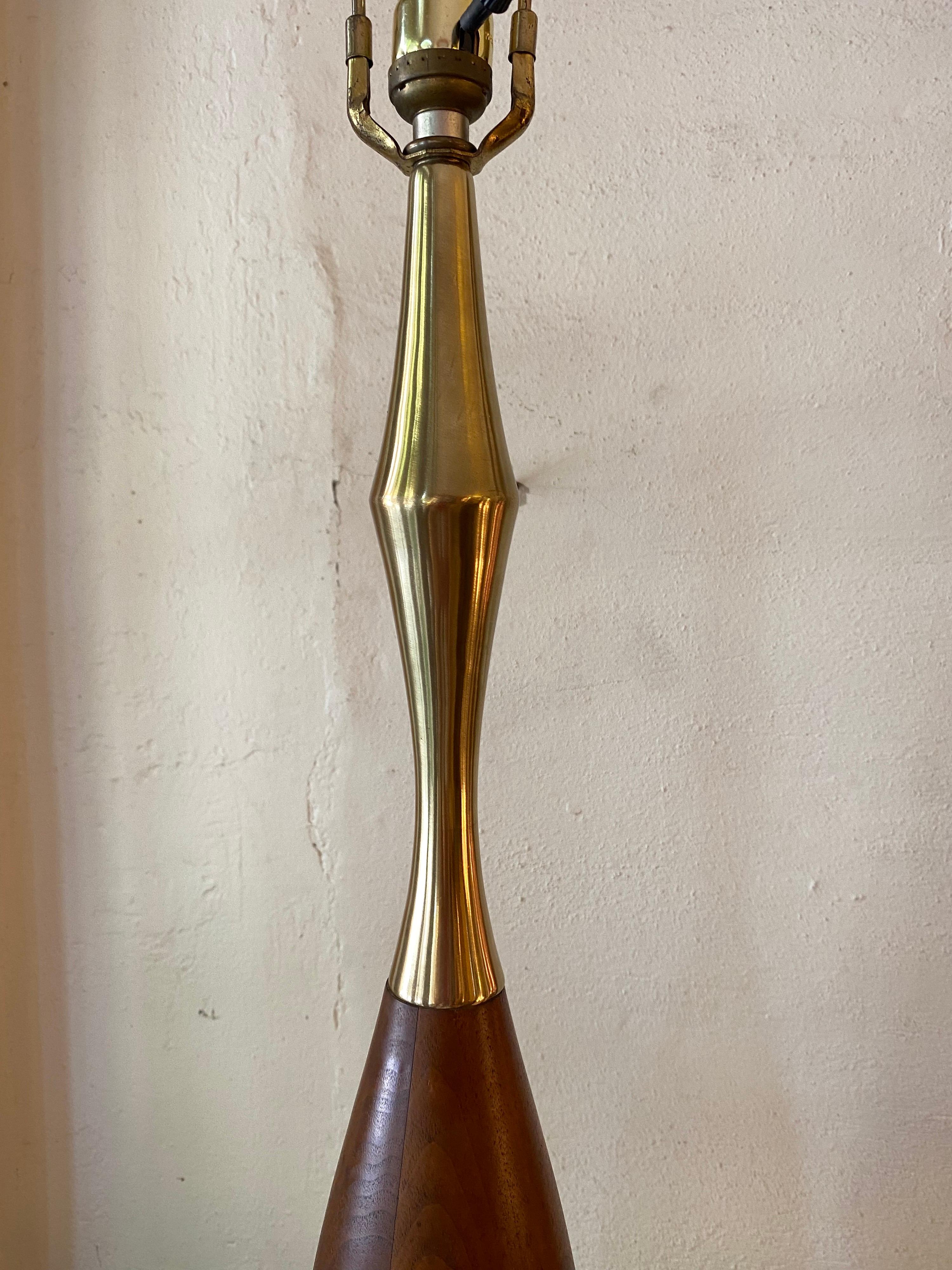 Brass and Walnut Laurel Lighting Style Table Lamp In Good Condition In Philadelphia, PA