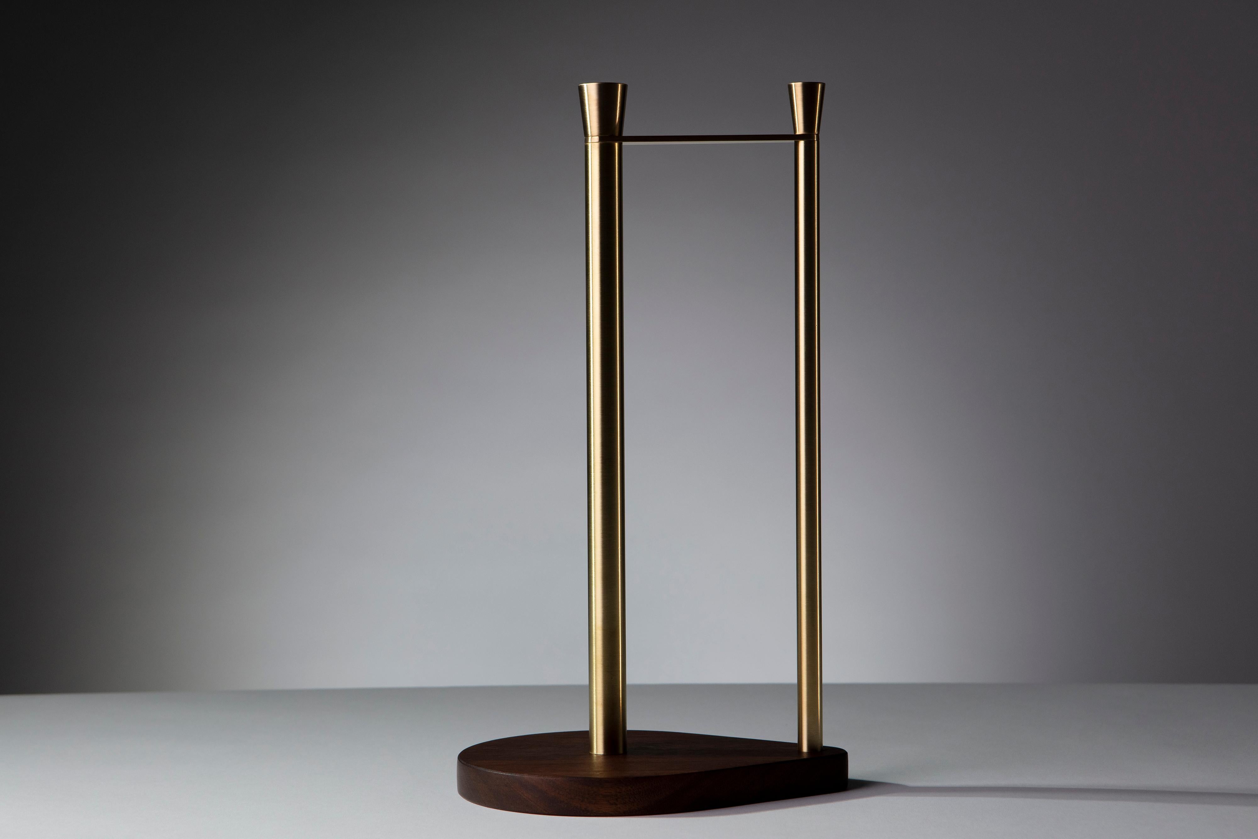 Elegant porte essuie-tout moderniste en laiton non laqué avec une base en noyer finie à l'huile de cire dure. La finition en laiton se patinera et s'approfondira naturellement avec le temps.