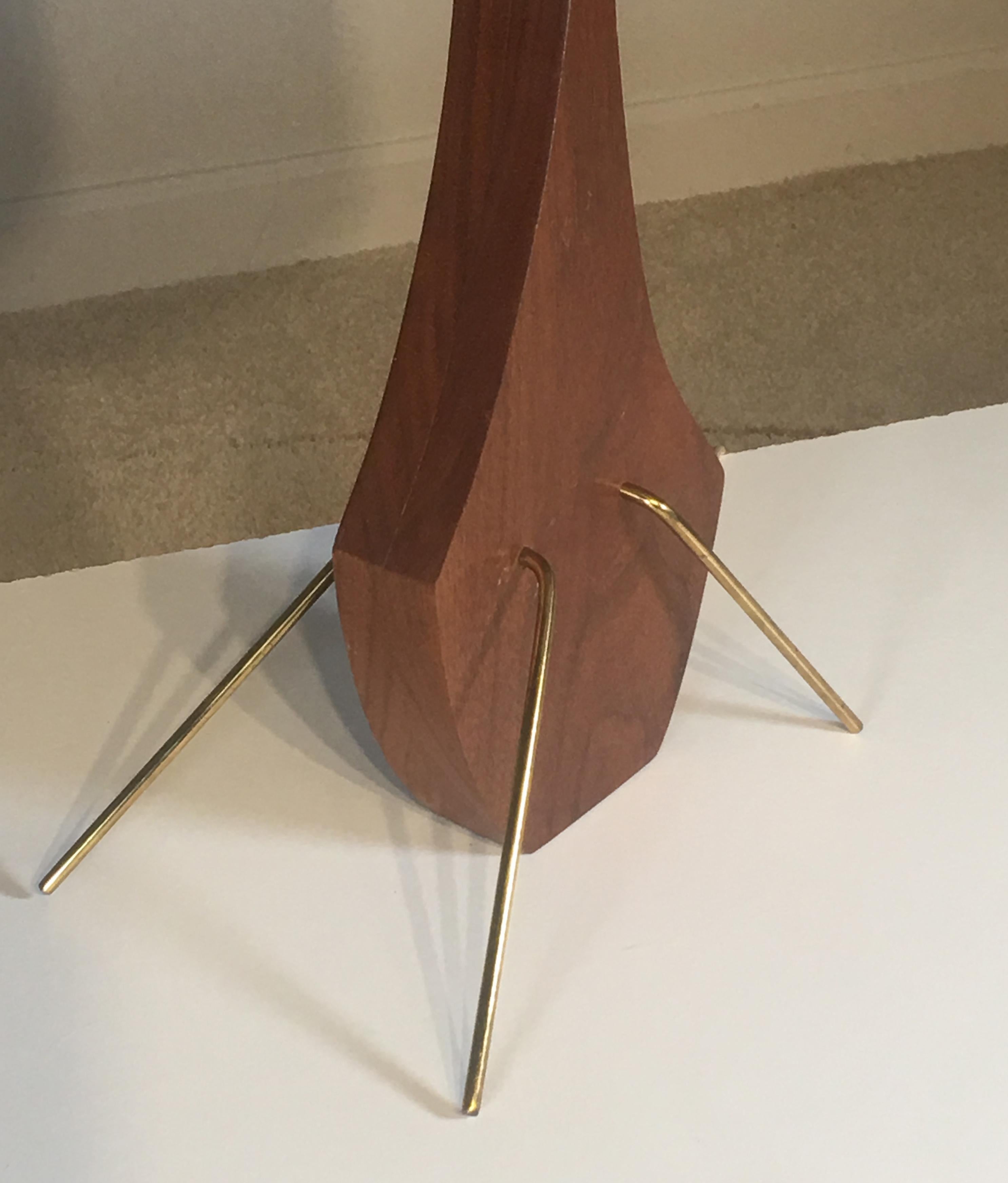 Mid-Century Modern Brass and Walnut Table Lamp in the Manner of Heifetz For Sale