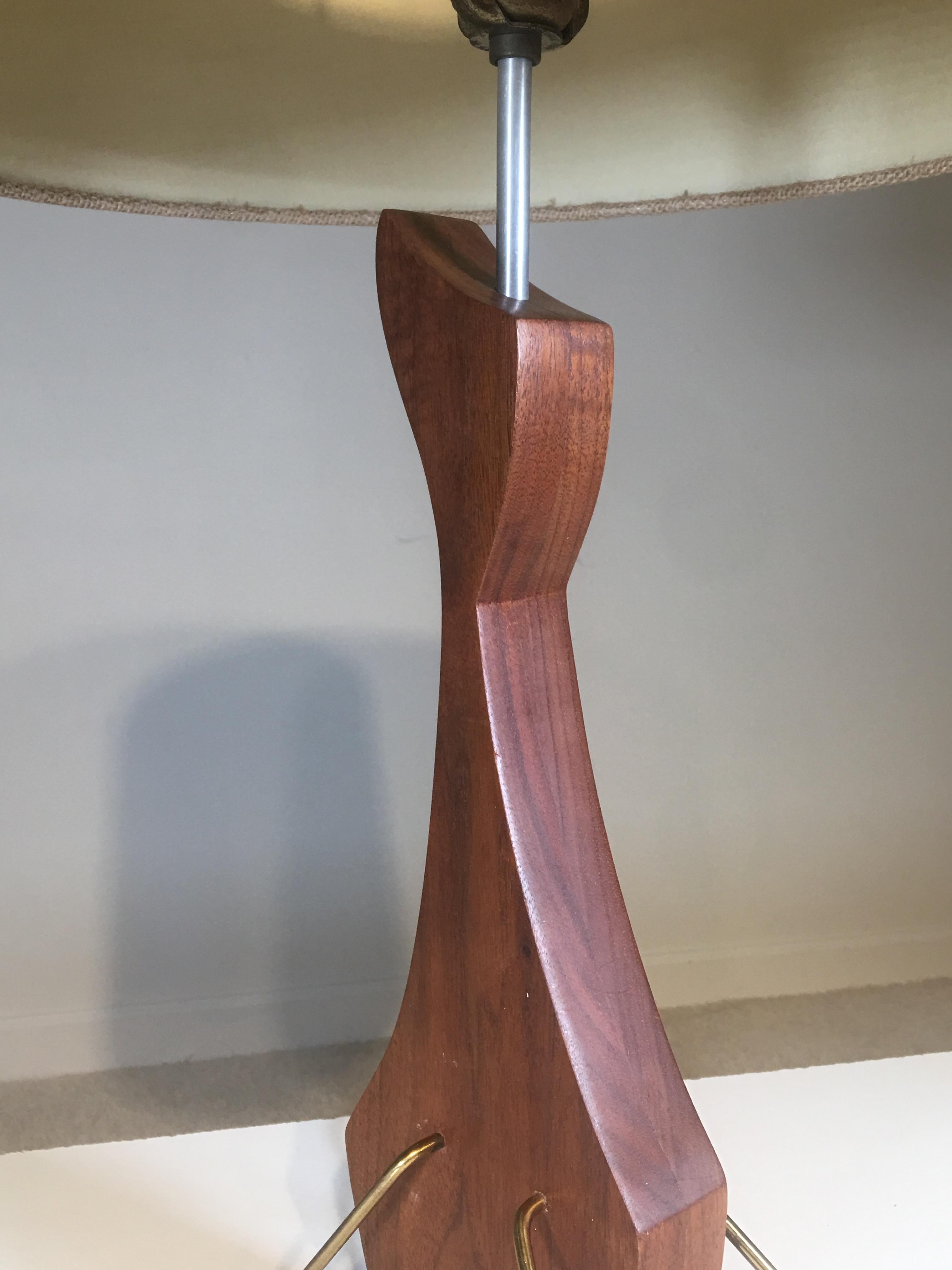 Brass and Walnut Table Lamp in the Manner of Heifetz In Excellent Condition For Sale In South Charleston, WV