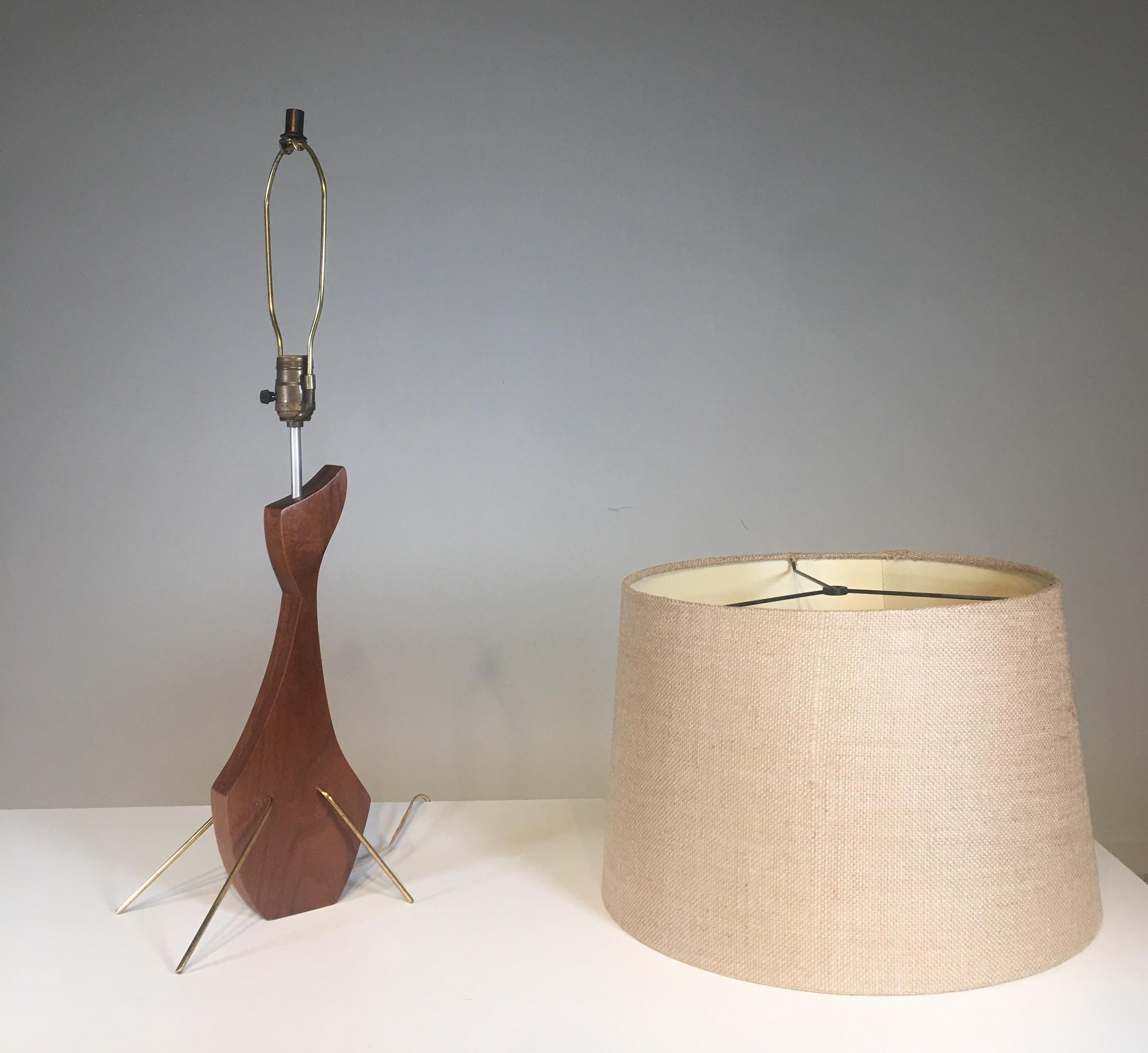 Mid-20th Century Brass and Walnut Table Lamp in the Manner of Heifetz For Sale
