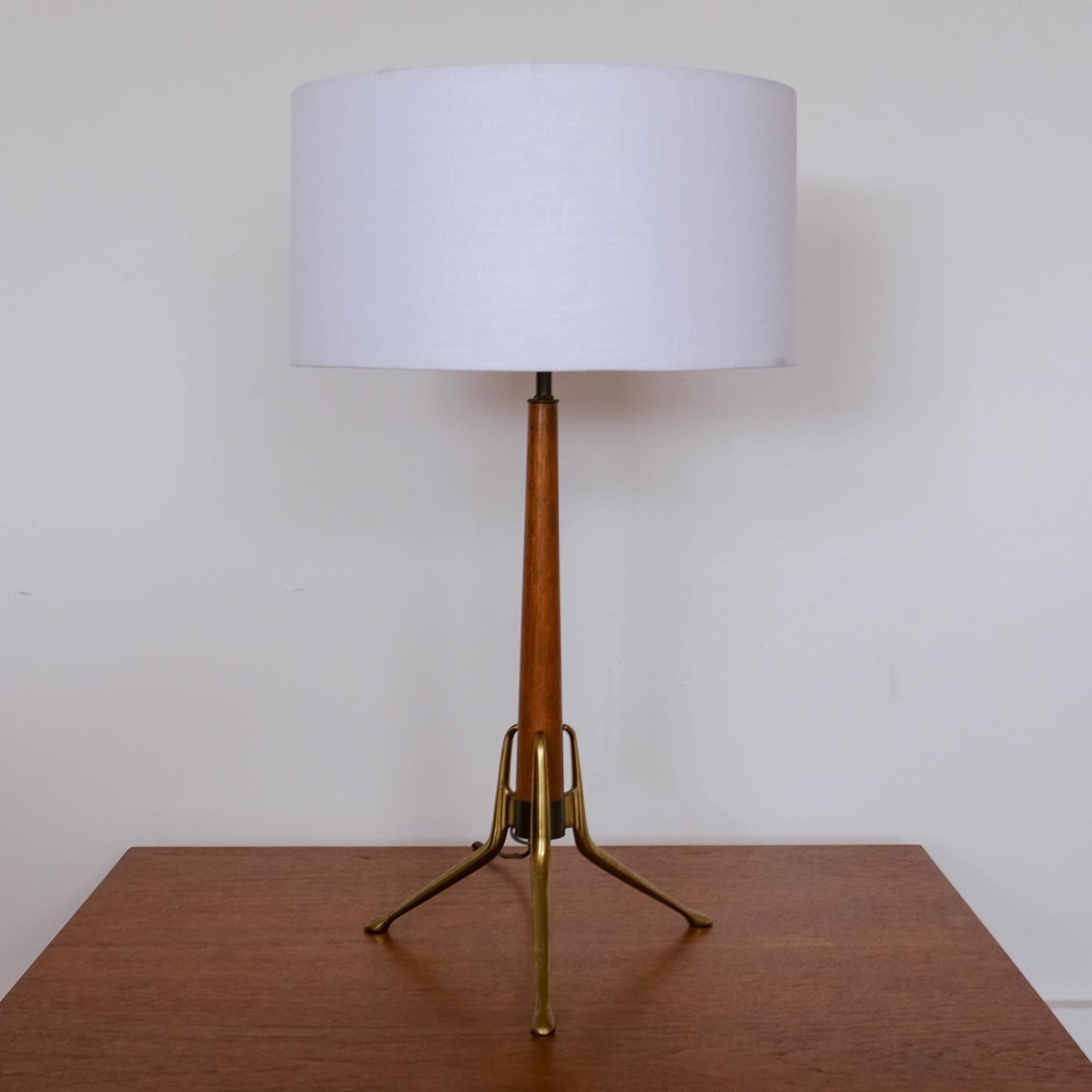 Mid-Century Modern Brass and Walnut Tripod Table Lamp by Gerald Thurston for Lightolier, 1950s For Sale