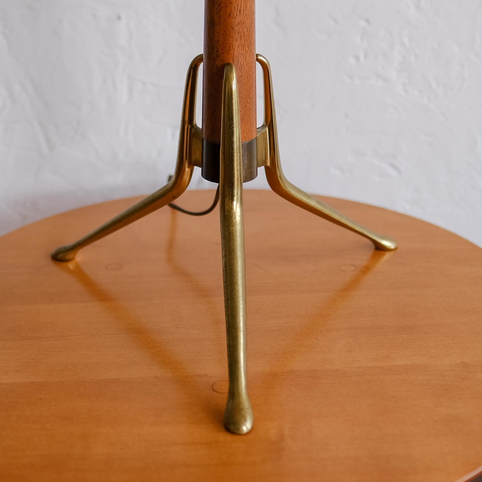 Brass and Walnut Tripod Table Lamp by Gerald Thurston for Lightolier, 1950s In Good Condition For Sale In San Diego, CA