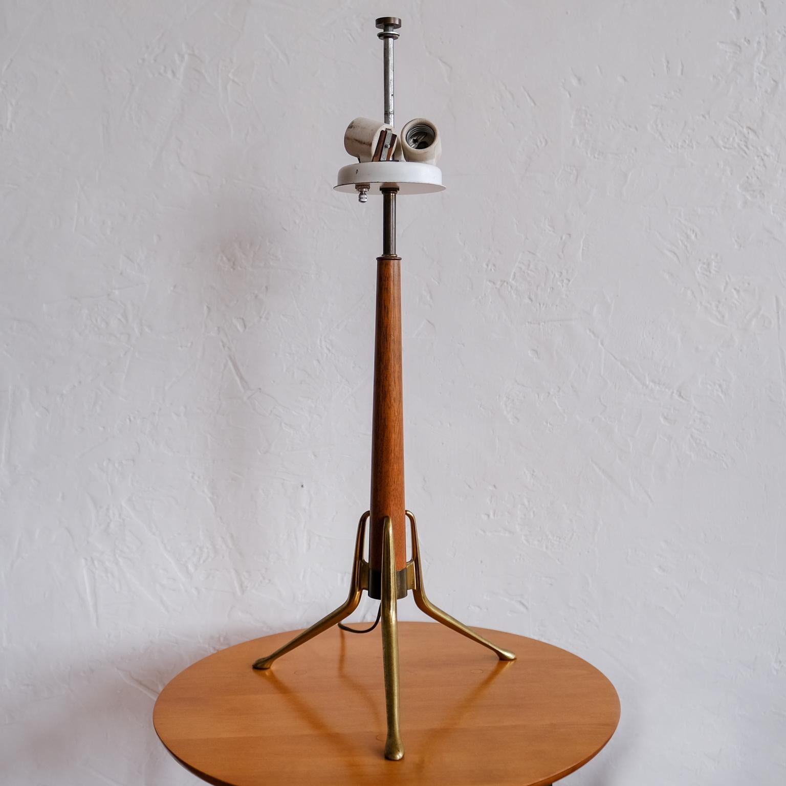 Brass and Walnut Tripod Table Lamp by Gerald Thurston for Lightolier In Good Condition In San Diego, CA
