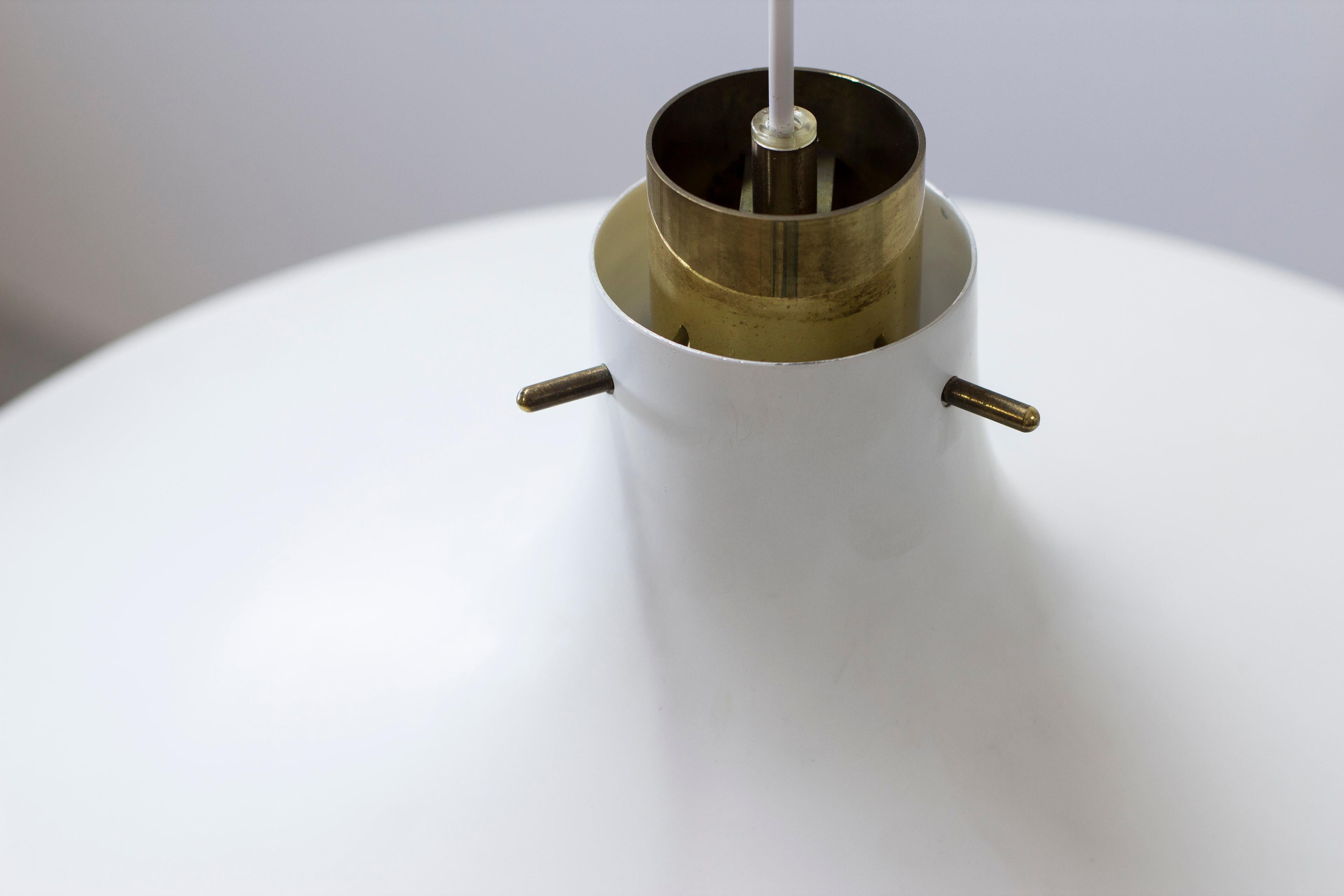 Pendente da soffitto in ottone e bianco di Hans-Agne Jakobsson, Svezia, anni '60 in vendita 3