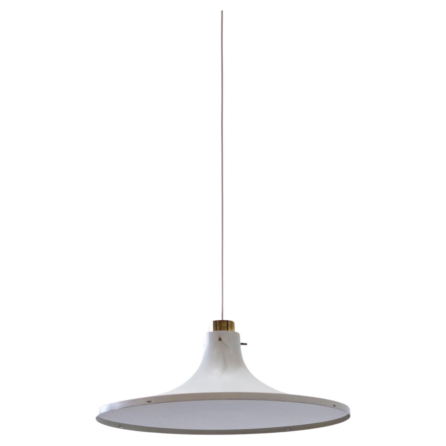 Lampada da soffitto disegnata da Hans-Agne Jakobsson. Prodotto in Svezia dalla sua azienda negli anni '60. Realizzato in alluminio laccato bianco con dettagli in ottone. Grande diffusore in acrilico. Condizioni vintage molto buone con leggera usura
