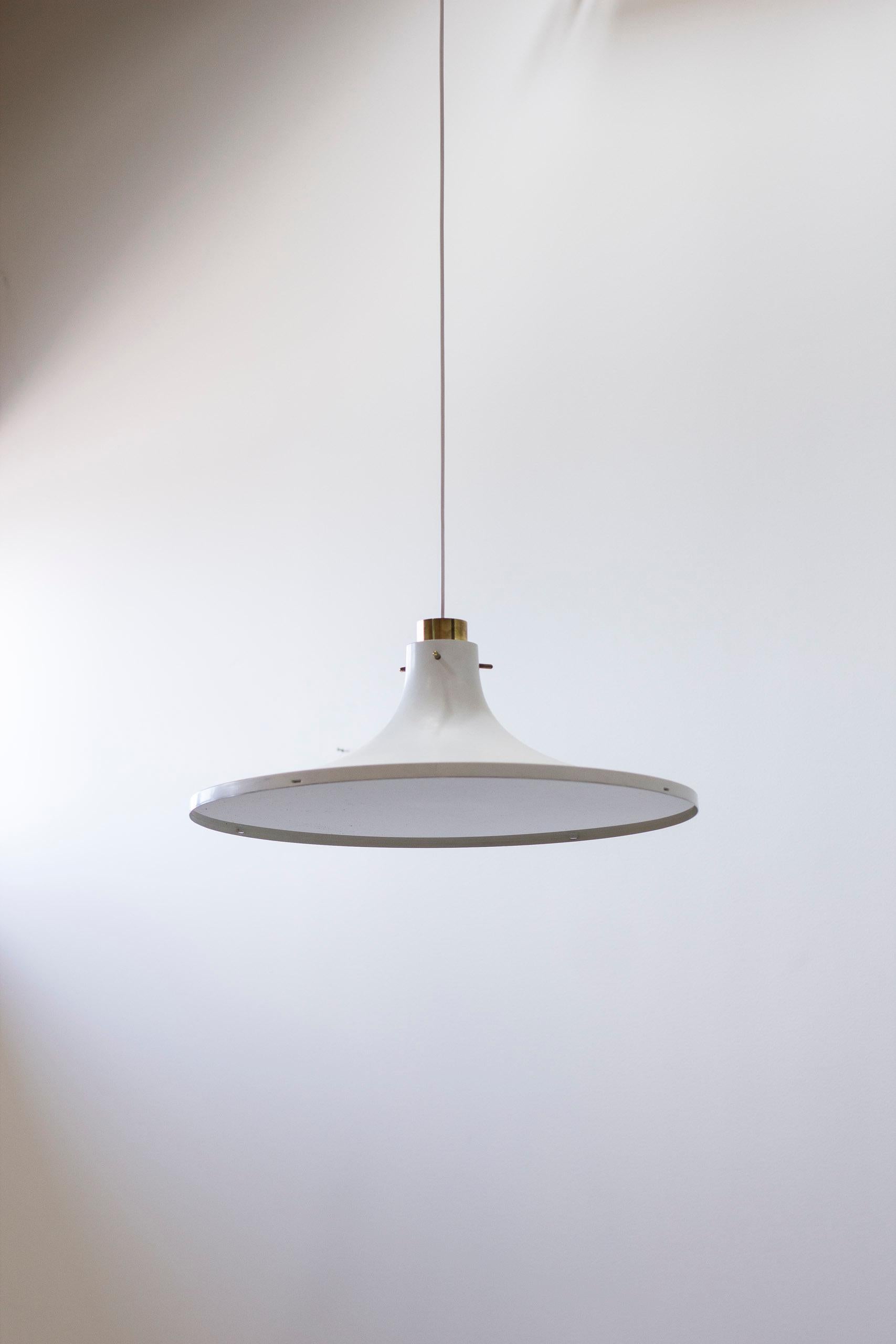 Scandinavo moderno Pendente da soffitto in ottone e bianco di Hans-Agne Jakobsson, Svezia, anni '60 in vendita