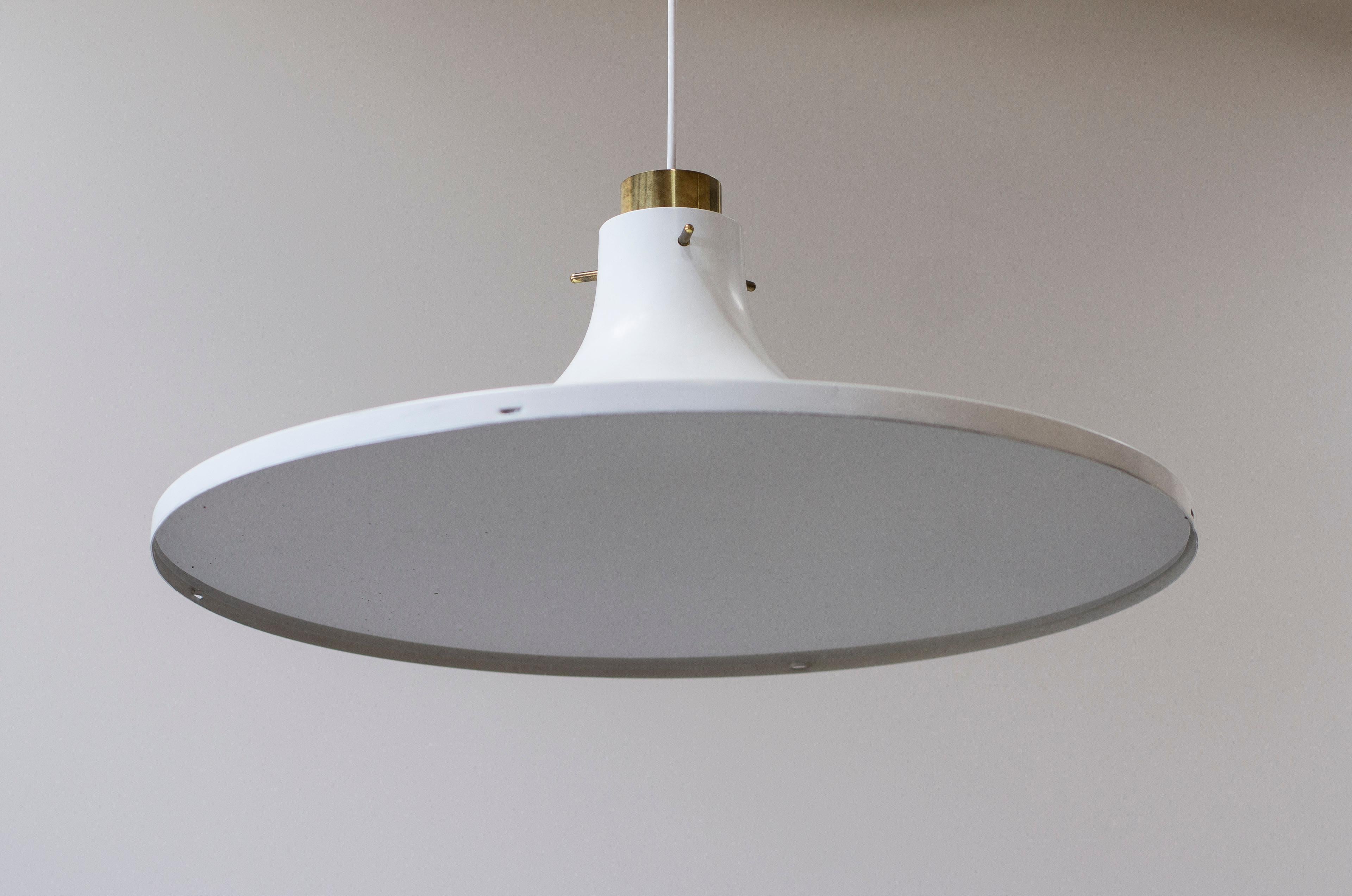 Svedese Pendente da soffitto in ottone e bianco di Hans-Agne Jakobsson, Svezia, anni '60 in vendita