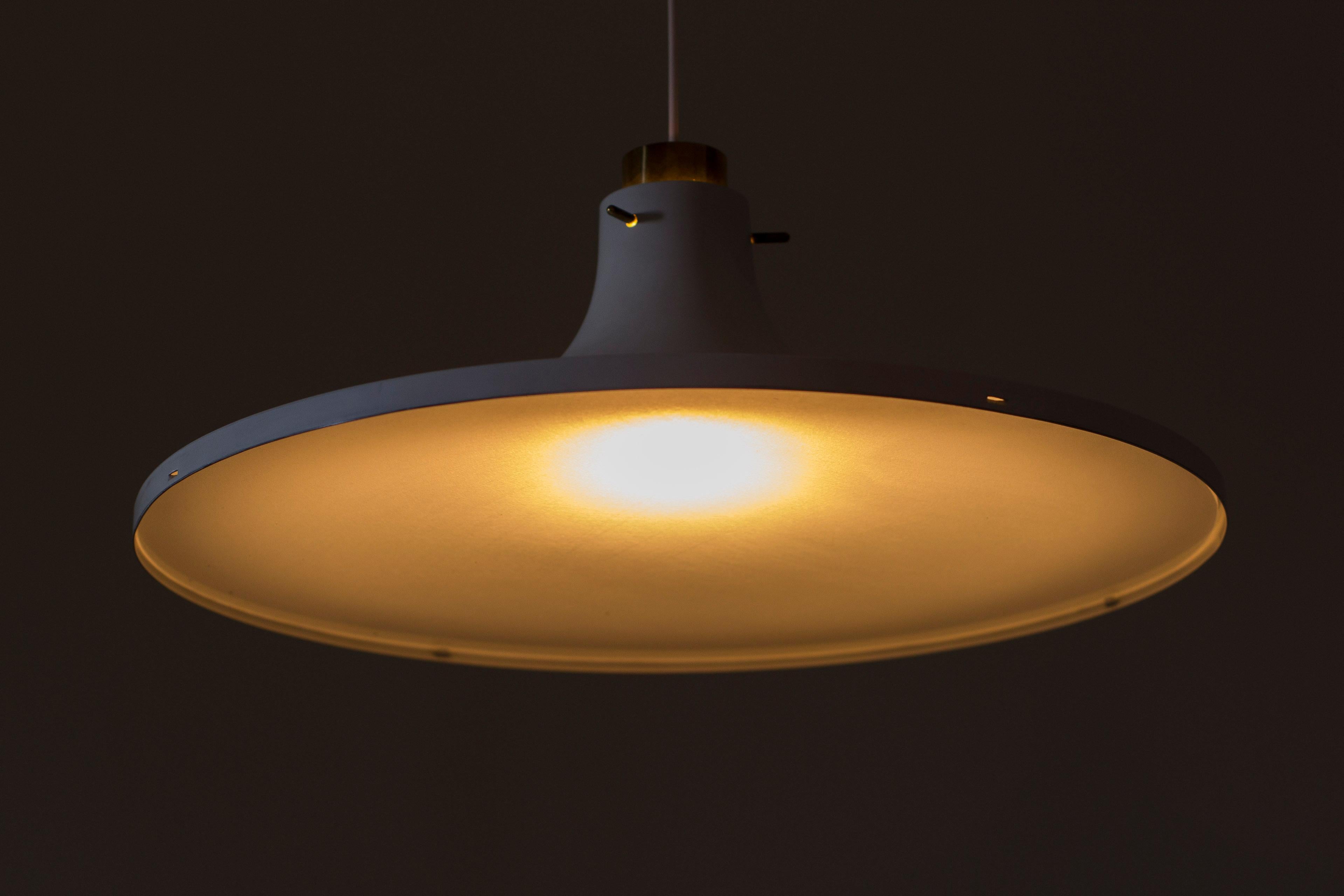 Pendente da soffitto in ottone e bianco di Hans-Agne Jakobsson, Svezia, anni '60 In condizioni buone in vendita a Hägersten, SE