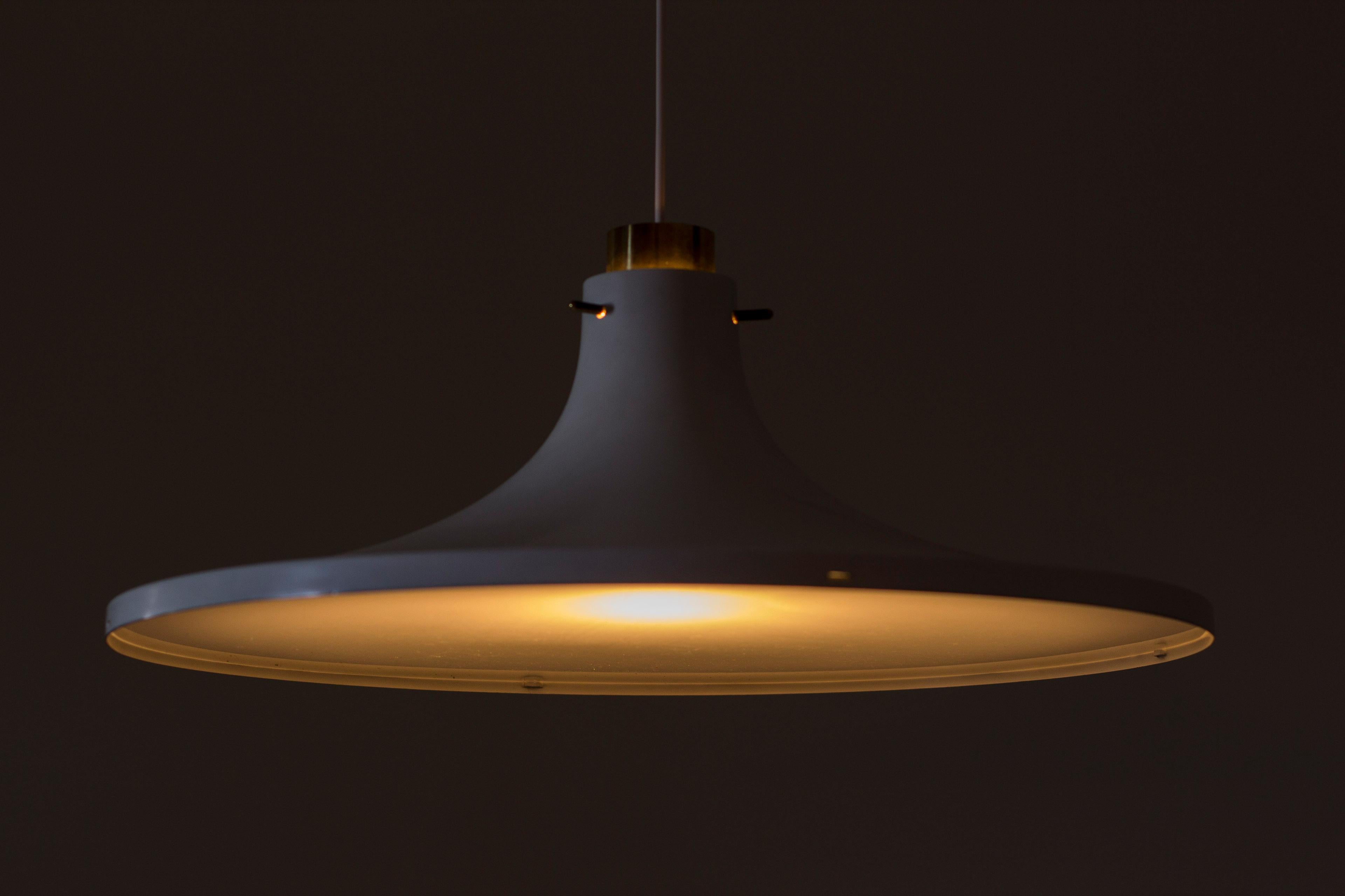 Metà XX secolo Pendente da soffitto in ottone e bianco di Hans-Agne Jakobsson, Svezia, anni '60 in vendita