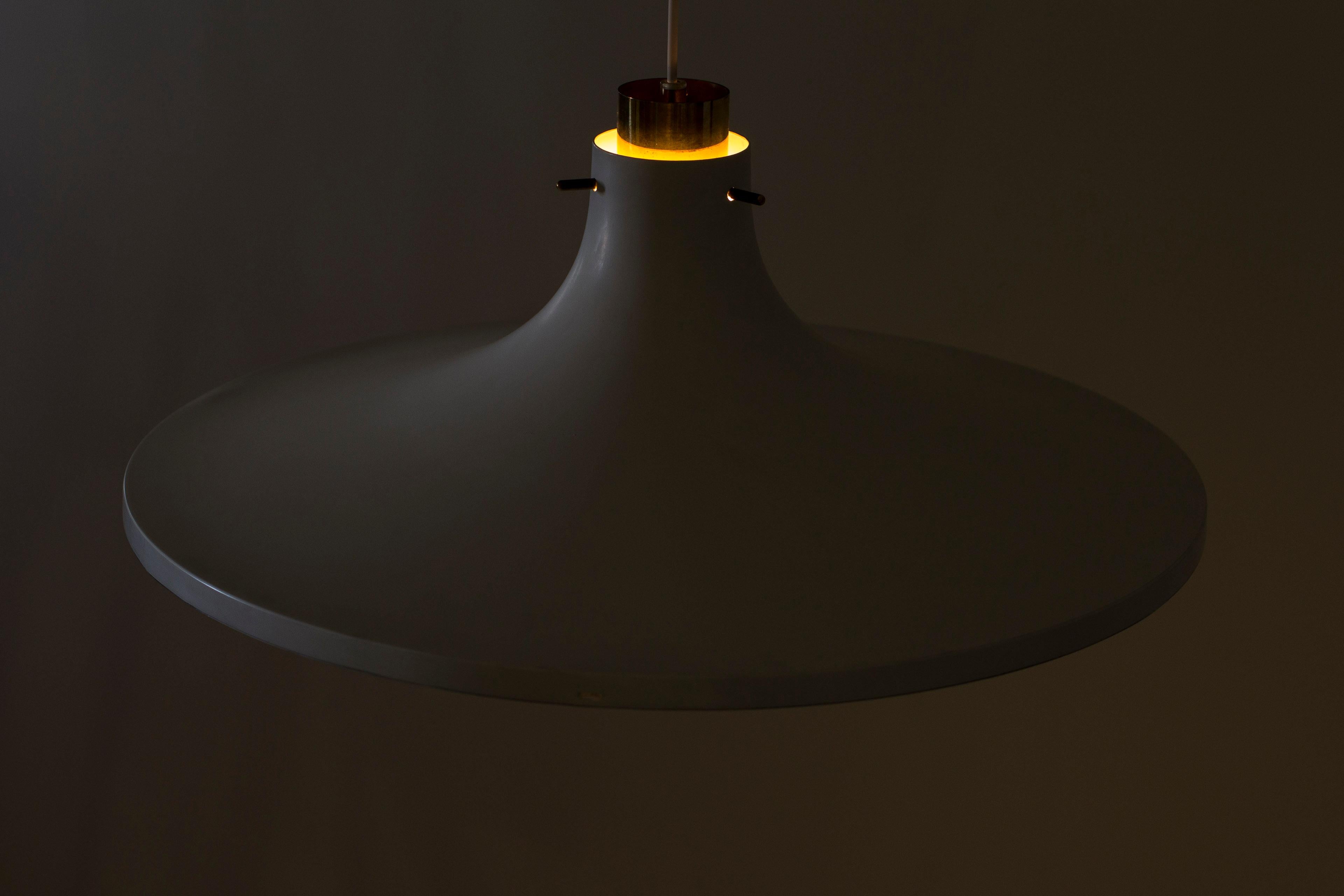 Alluminio Pendente da soffitto in ottone e bianco di Hans-Agne Jakobsson, Svezia, anni '60 in vendita