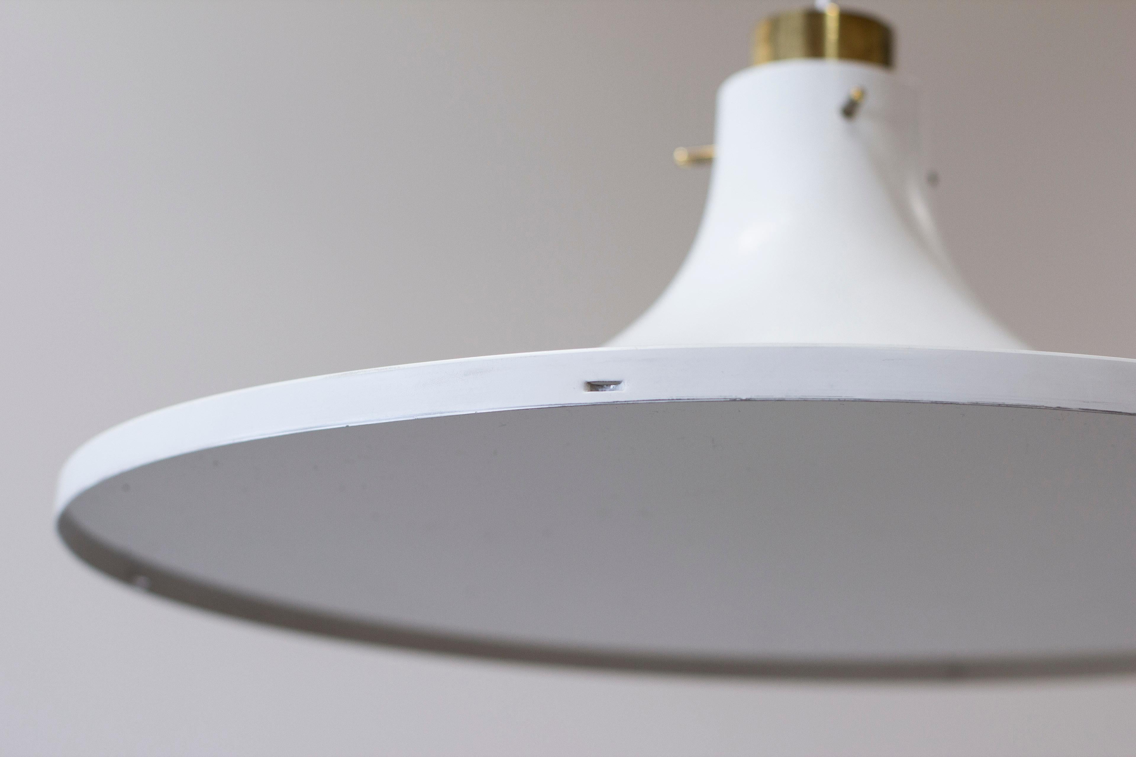 Pendente da soffitto in ottone e bianco di Hans-Agne Jakobsson, Svezia, anni '60 in vendita 1
