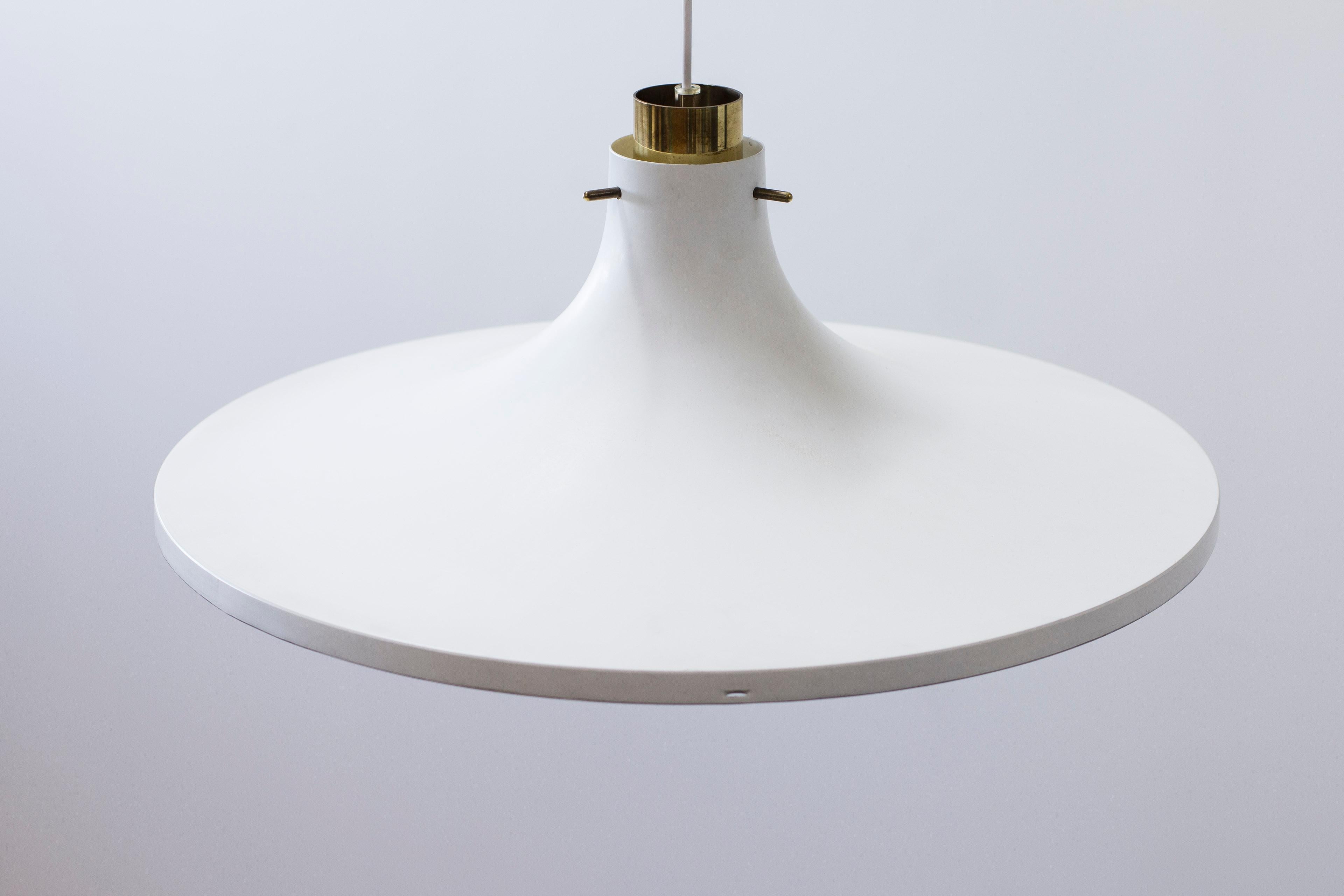 Pendente da soffitto in ottone e bianco di Hans-Agne Jakobsson, Svezia, anni '60 in vendita 2