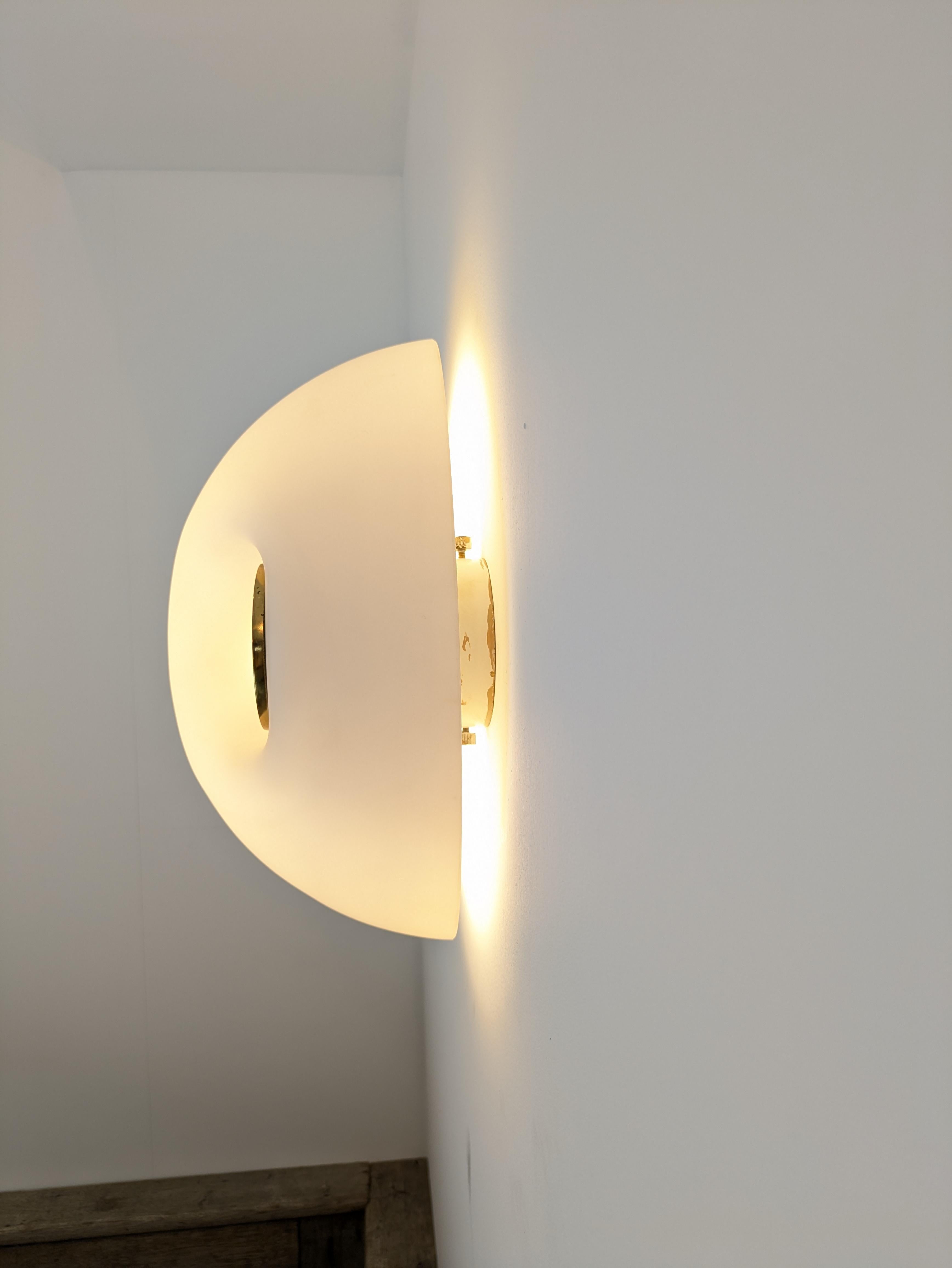 italien Lampe encastrée en laiton et opaline blanche, Murano 1970 en vente