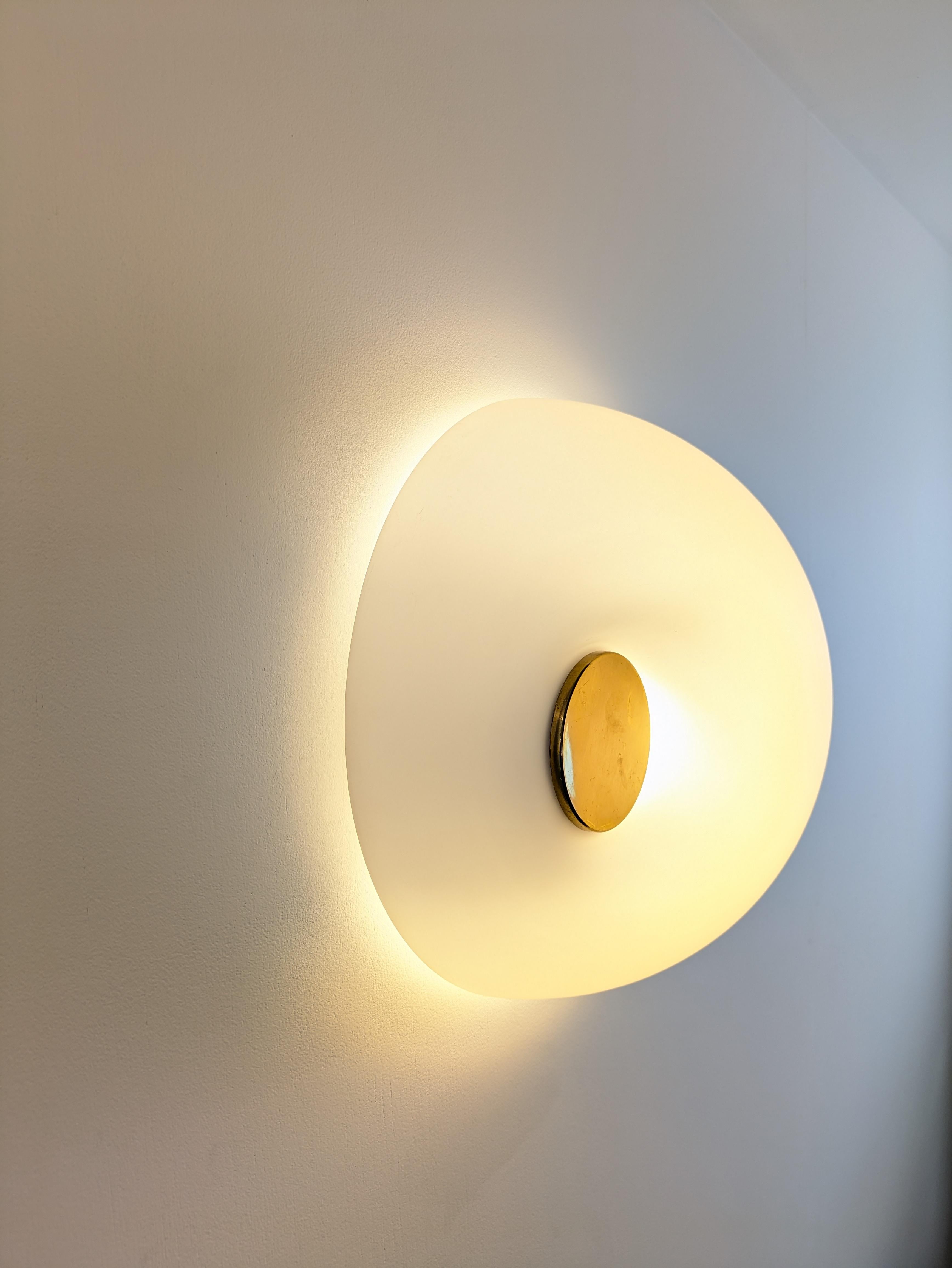 Fait main Lampe encastrée en laiton et opaline blanche, Murano 1970 en vente