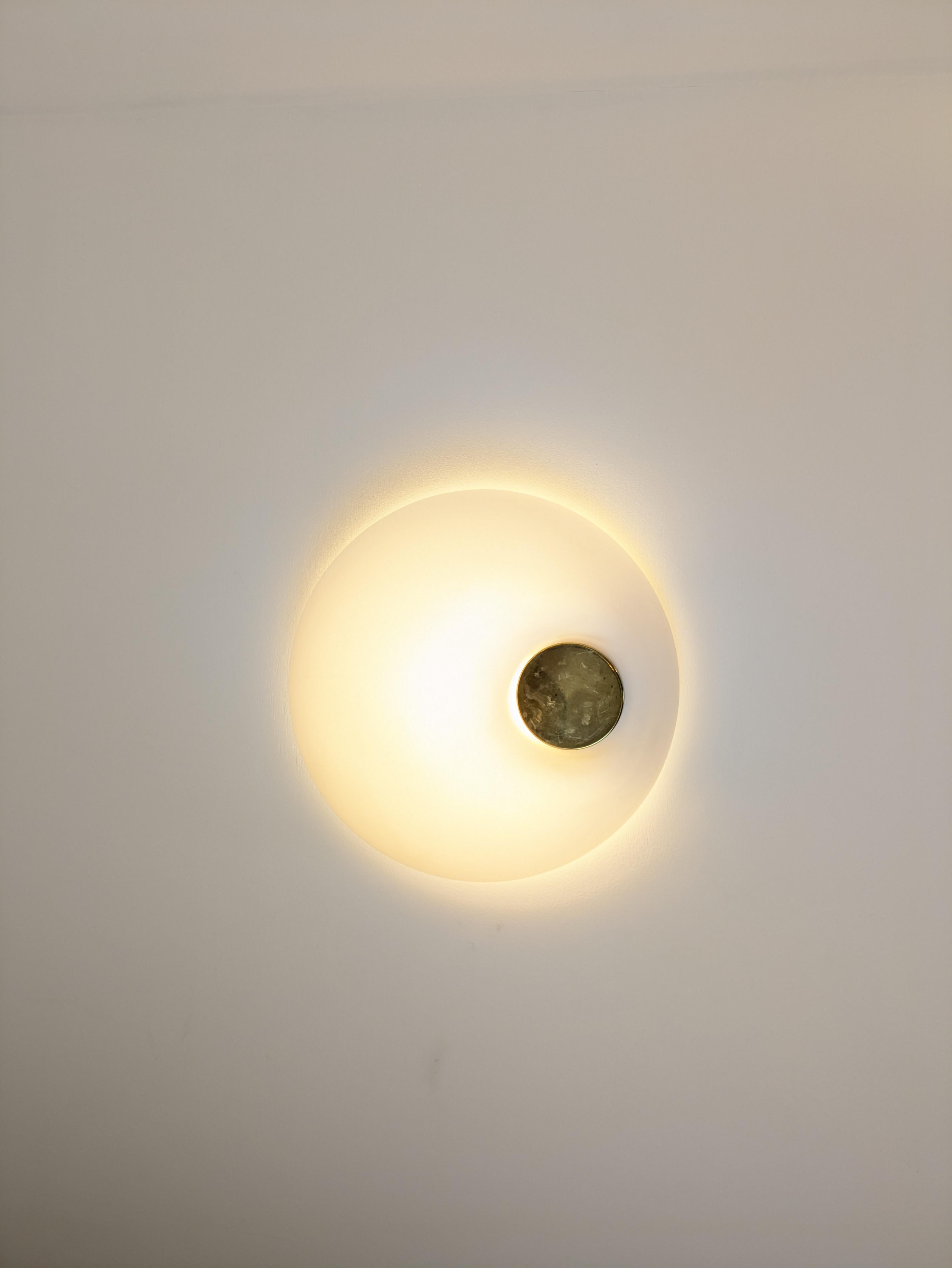 Lampe encastrée en laiton et opaline blanche, Murano 1970 Bon état - En vente à Saint-Ouen-sur-Seine, FR