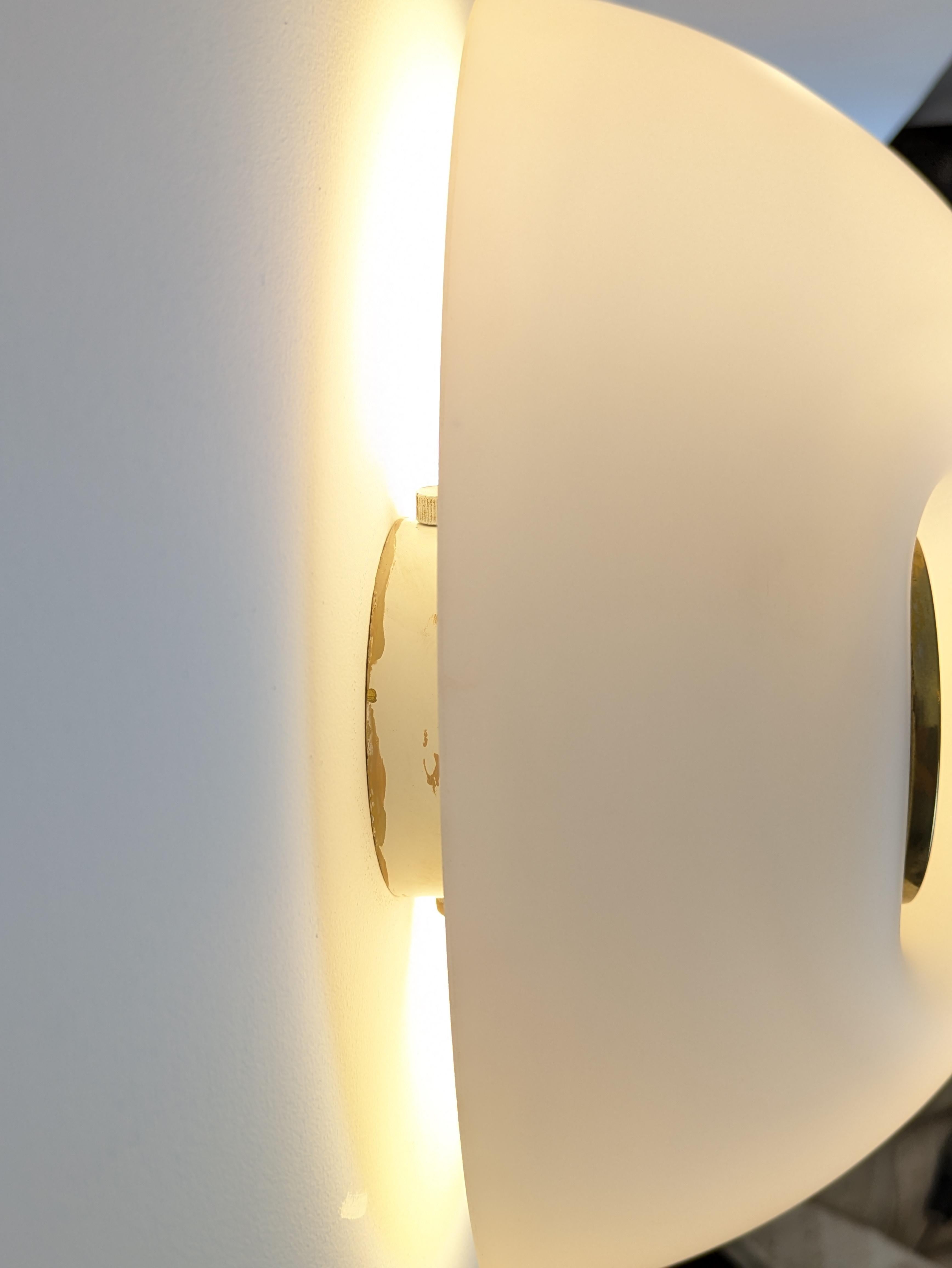 Fin du 20e siècle Lampe encastrée en laiton et opaline blanche, Murano 1970 en vente