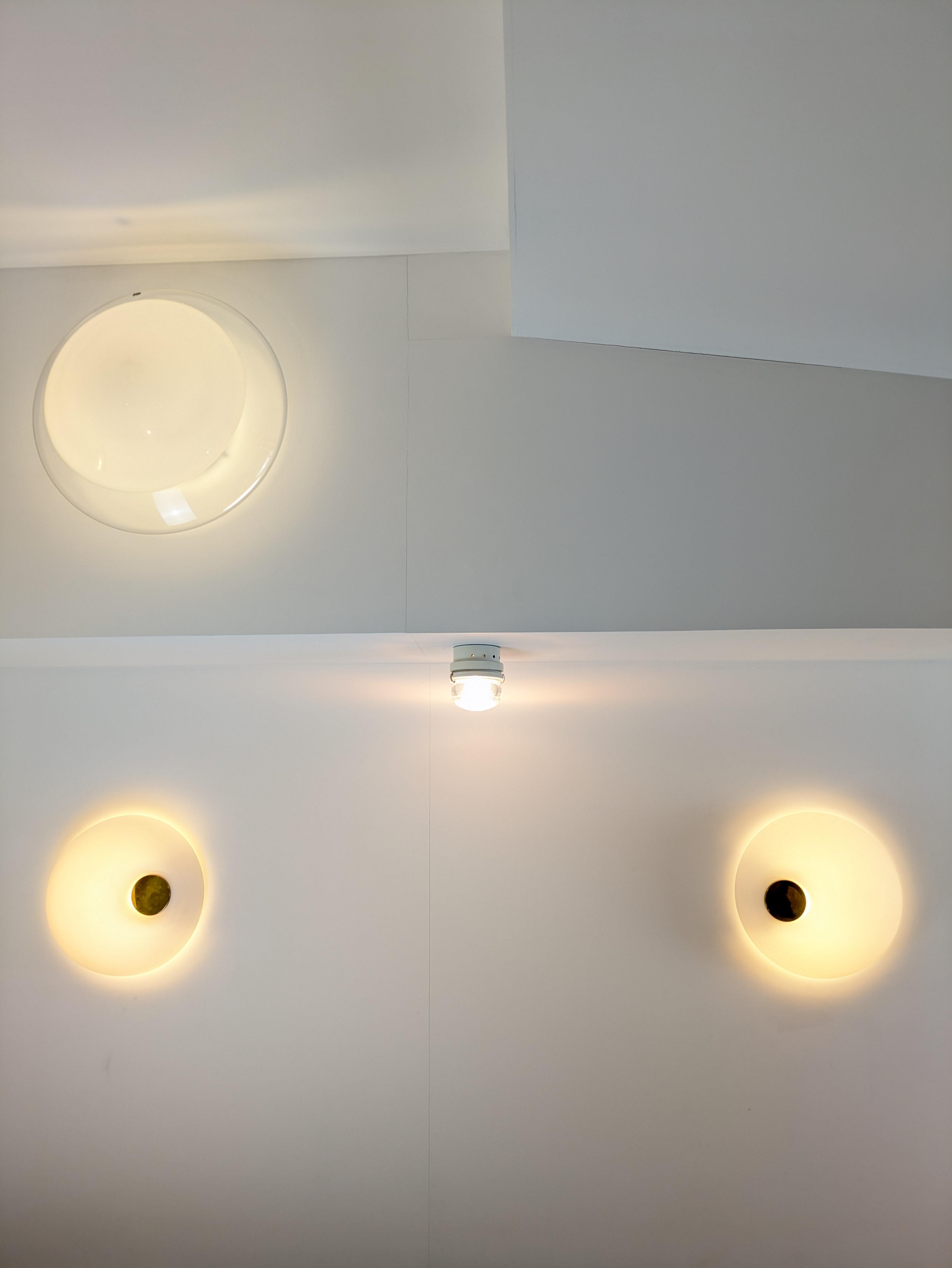 Verre brun Lampe encastrée en laiton et opaline blanche, Murano 1970 en vente