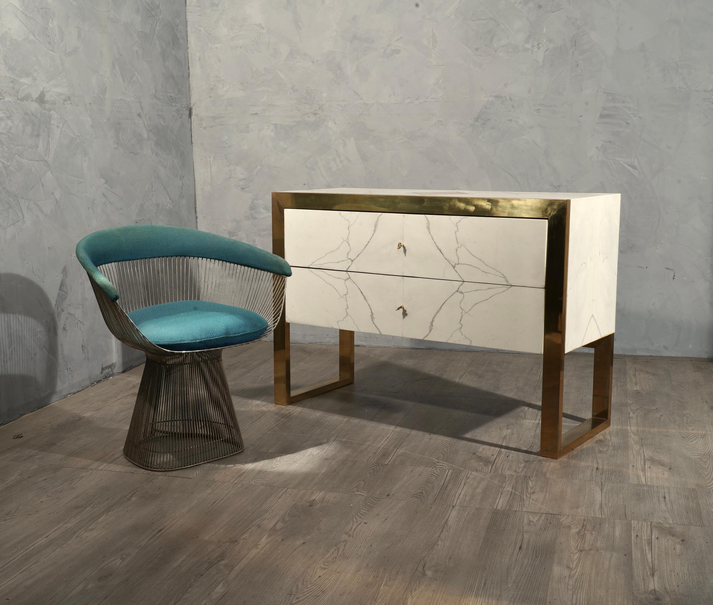 Cassettiere in marmo bianco Carrara Statuario con struttura in ottone lucido. Questo mobile ha un aspetto molto lussuoso, grazie all'utilizzo di materiali non comuni, il marmo Statuario di Carrara e l'ottone.

Il comodino è composto da due grandi