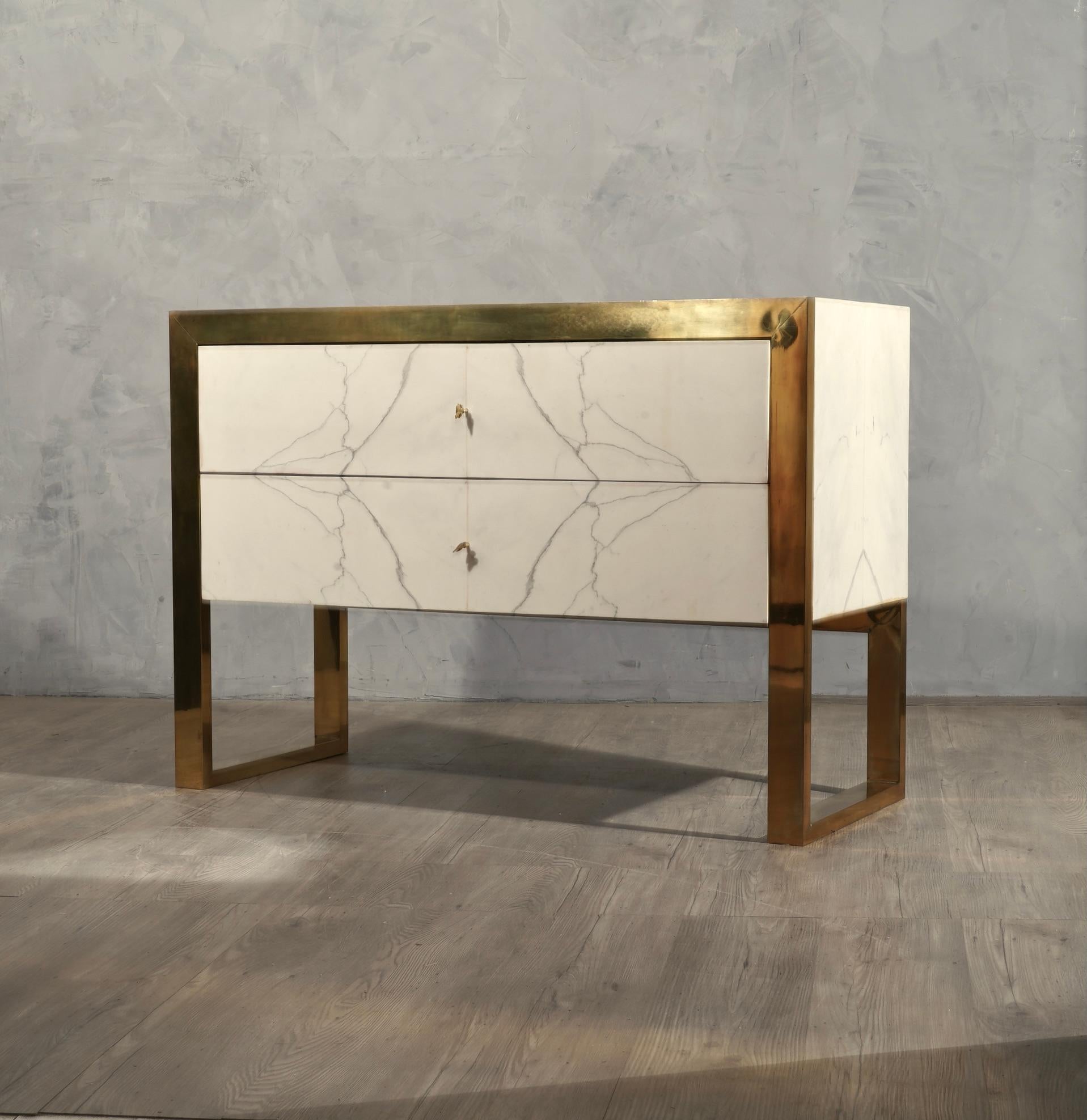 Comò e cassettiere in ottone e marmo bianco 